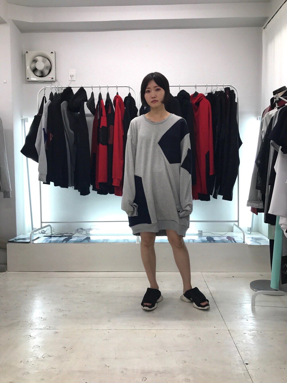 その他のスウェットを着用したレディースの春コーディネートの1枚目の写真