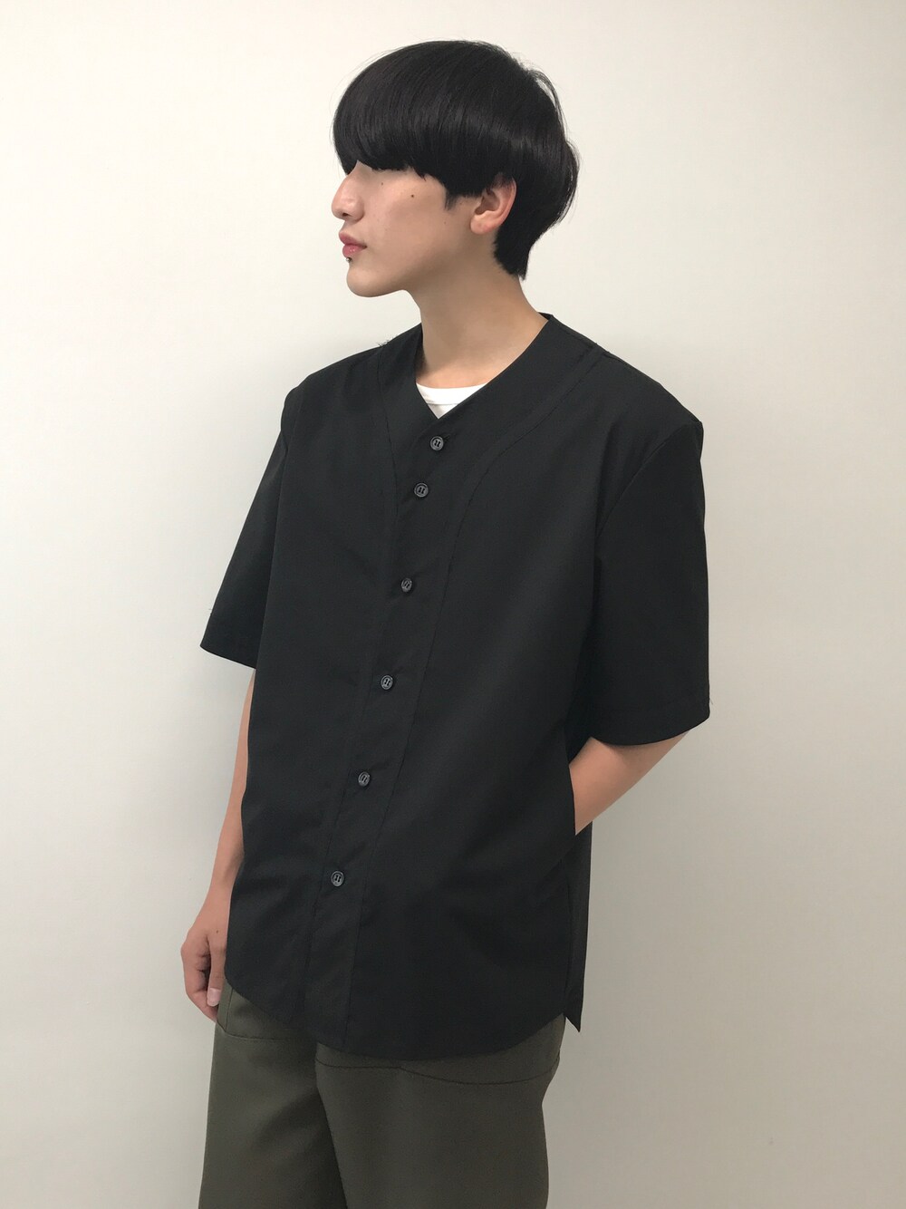 その他のシャツ/ブラウス、ベージュ系のその他パンツを着用したメンズの夏コーディネートの1枚目の写真