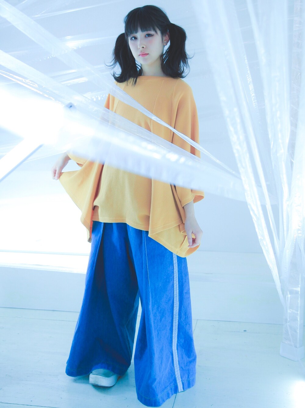 その他のTシャツ/カットソー、その他のデニムパンツを着用したレディースの春コーディネートの1枚目の写真