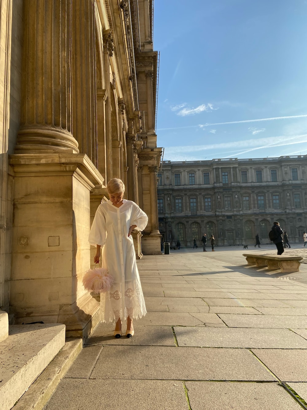 ホワイト系のシャツワンピースを着用したレディースの春コーディネートの1枚目の写真