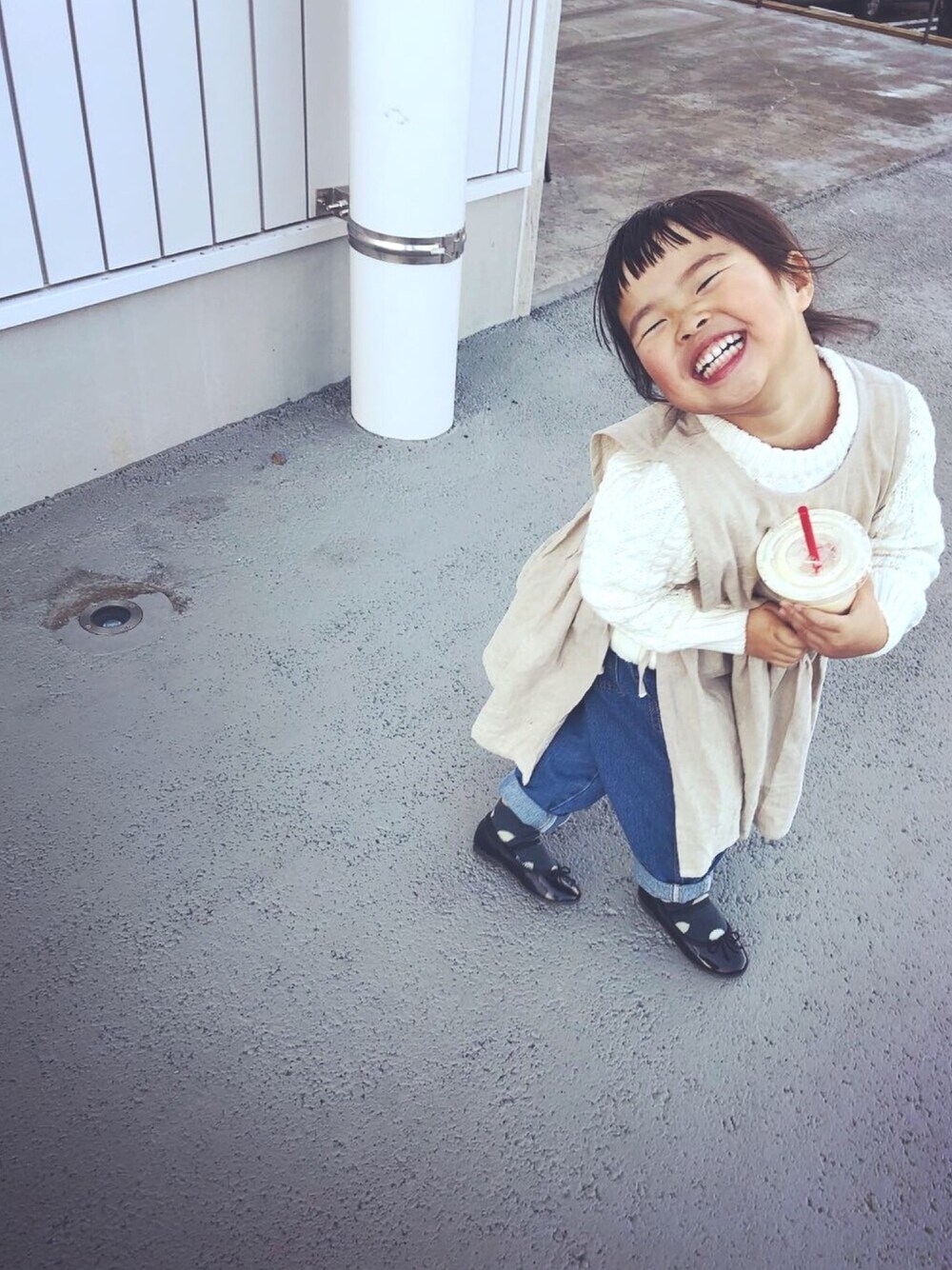 「ワンピース、ニット、バレエシューズ、韓国子ども服、ハンドメイド」｜「BREEZEのケーブル編みセーター（ニット/セーター、ホワイト系）」を使った、surimoさん（キッズ・100cm）の冬コーディネートの1枚目の写真