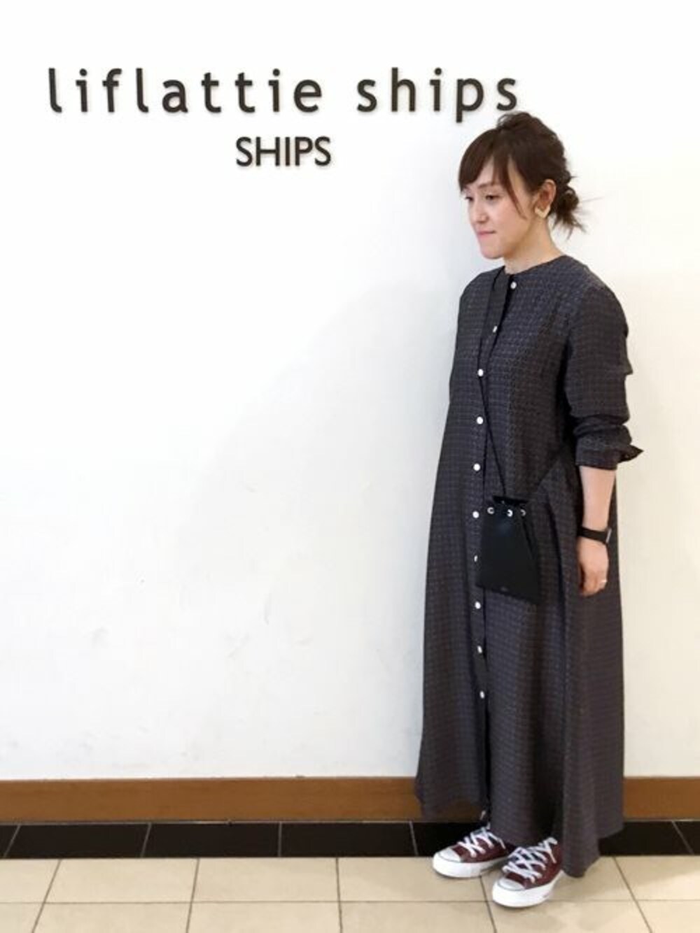 「スニーカー、ワンピース、秋のコーデ」｜「STANDARD SUPPLYのSTANDARD SUPPLY:ドローストリングポーチ（ハンドバッグ、ブラック系）」を使った、松田さん（レディース・156cm）の夏コーディネートの1枚目の写真