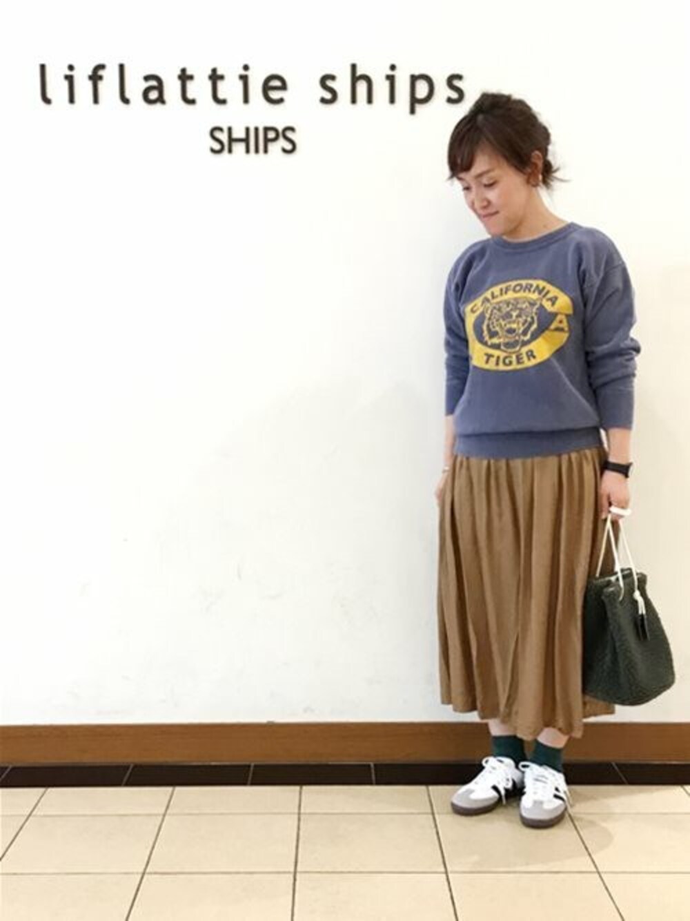 「スニーカー、スカート、大人カジュアル、カジュアルコーデ」｜「liflattie shipsのadidas:SAMBA OG（スニーカー、ホワイト系）」を使った、松田さん（レディース・156cm）の秋コーディネートの1枚目の写真