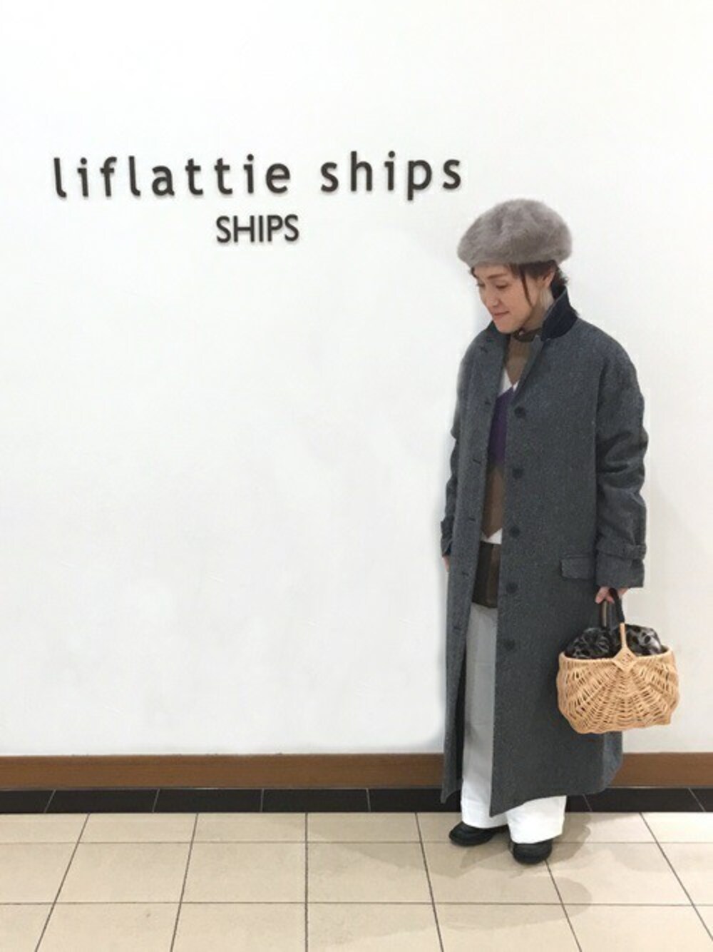 「コート、ブリティッシュ、liflattie ships、セミワイドパンツ」｜「liflattie shipsのliflattie ships:モールスキンストレートパンツ◇（その他パンツ、ホワイト系）」を使った、松田さん（レディース・156cm）の秋コーディネートの1枚目の写真