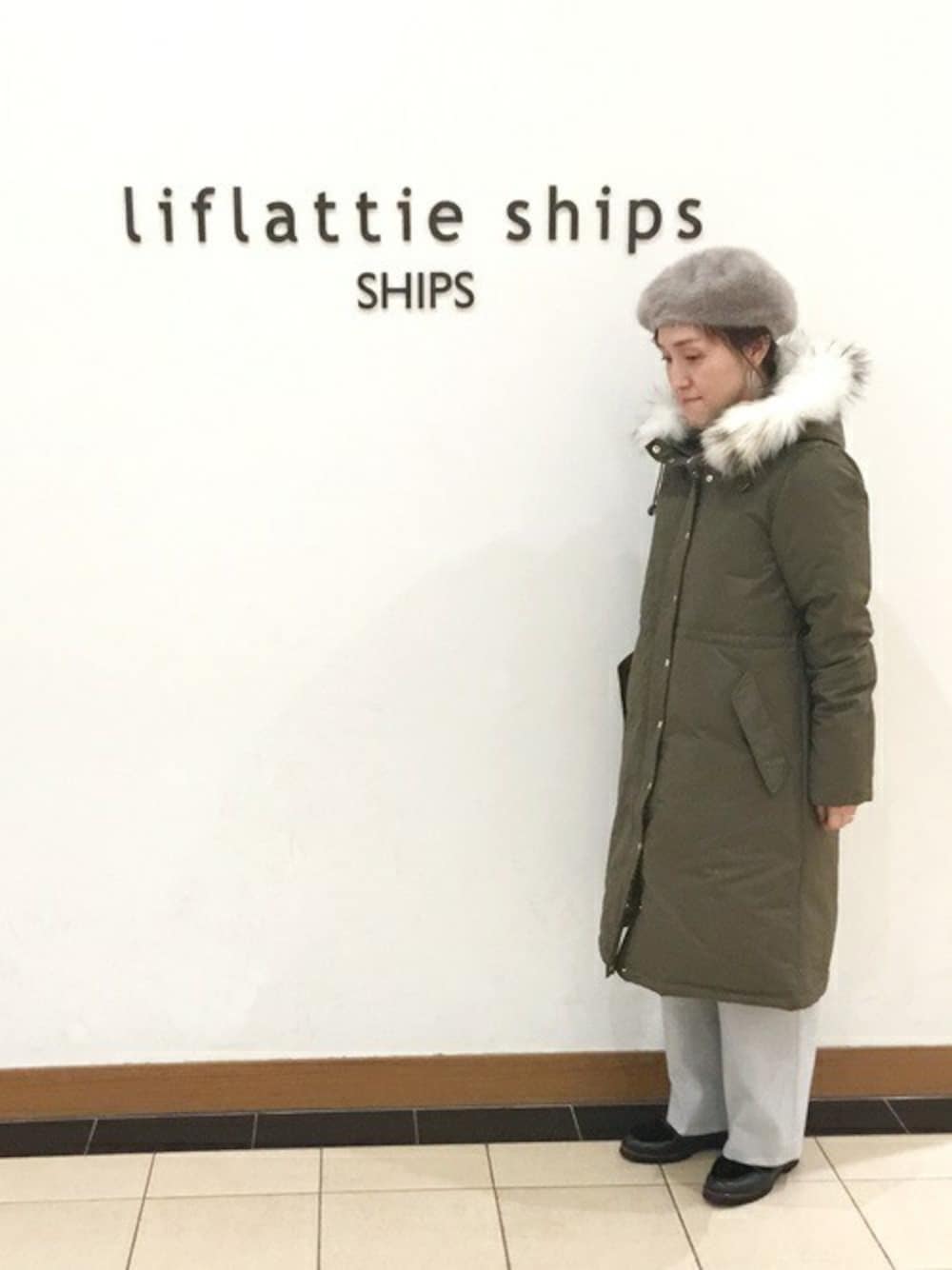 「ベレー帽、liflattie ships、Rebecca、ロングダウンコート」｜「liflattie shipsのliflattie ships:キモウドロストパンツ◇（その他パンツ、グレー系）」を使った、松田さん（レディース・156cm）の秋コーディネートの1枚目の写真