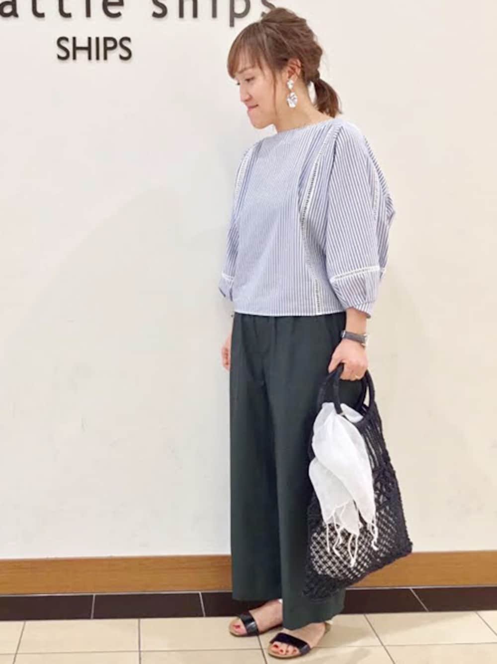 「グリーン、クロップドパンツ、夏コーデ、さわやか、ストラップサンダル、PLAKTON、liflattie ships、ストライプブラウス、マクラメバッグ」｜「MAISON BENGALのMAISON BENGAL:ラウンドハンドルマクラメバッグ◇（トートバッグ、ブラック系）」を使った、松田さん（レディース・156cm）の春コーディネートの1枚目の写真
