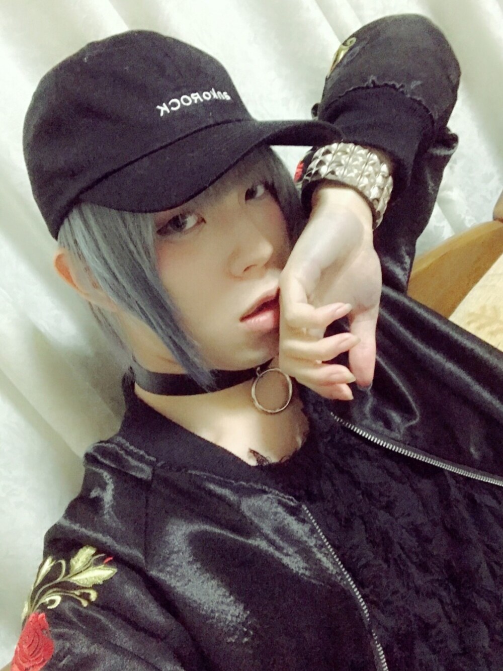 「ストリート、薔薇、刺繍、フリンジ、リング、病みかわいい、ootd、ankorock、CIVARIZE、KINGLYMASK 」｜「KINGLYMASKのアイテム（ブルゾン、ブラック系）」を使った、なおさん（メンズ・164cm）の秋コーディネートの1枚目の写真