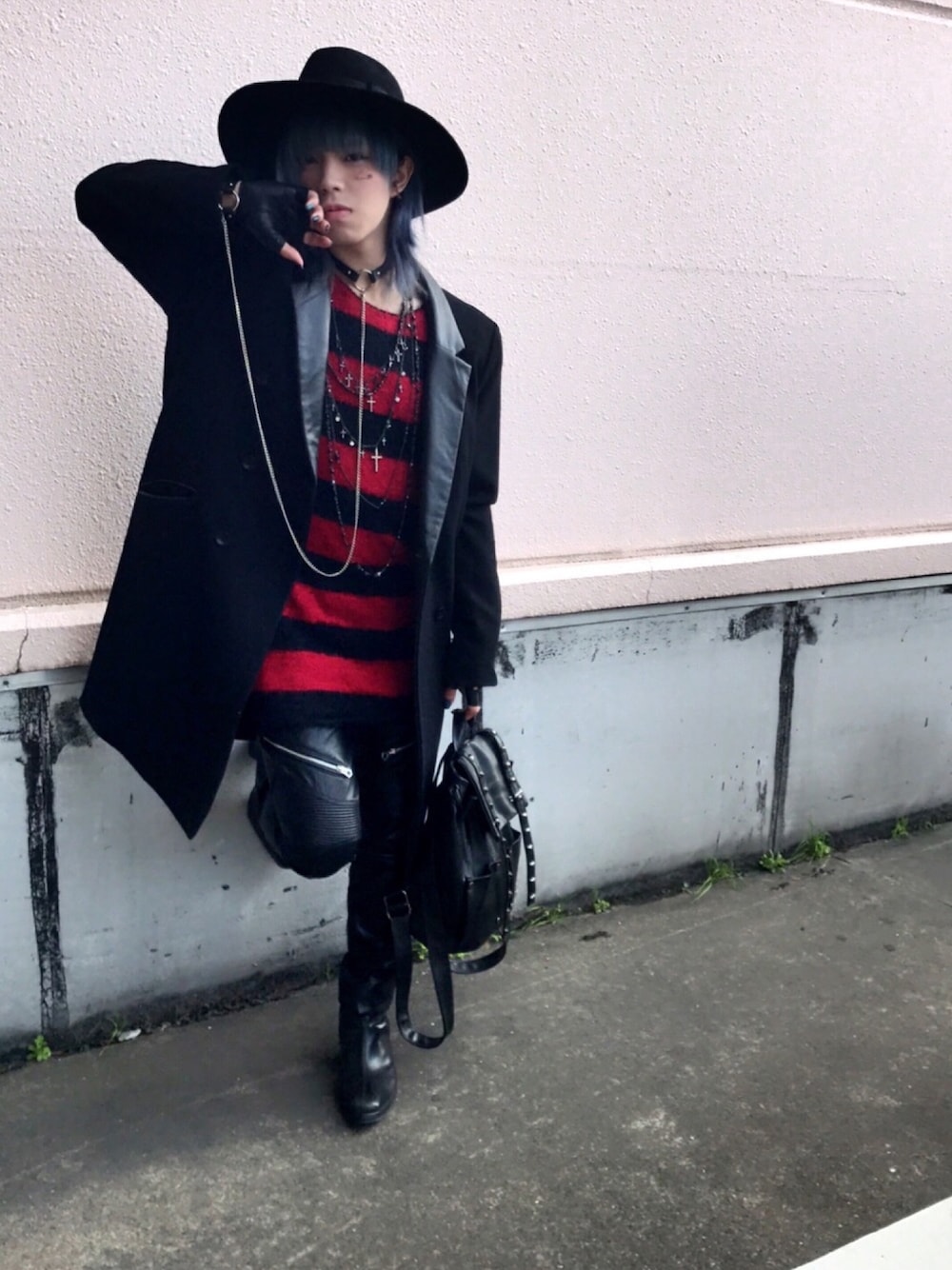 「赤×黒、ボーダー、病みかわいい、ootd、V系、ヴィジュアル系、レザー、CIVARIZE、listen flavor、ブラック」｜「CIVARIZEのアイテム（チェスターコート、ブラック系）」を使った、なおさん（メンズ・164cm）の秋コーディネートの1枚目の写真