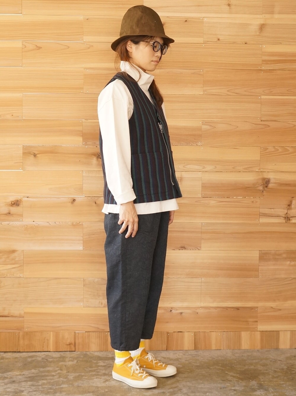 ホワイト系のTシャツ/カットソー、ブルー系のその他パンツ、イエロー系のスニーカーを着用したレディースの秋コーディネートの1枚目の写真