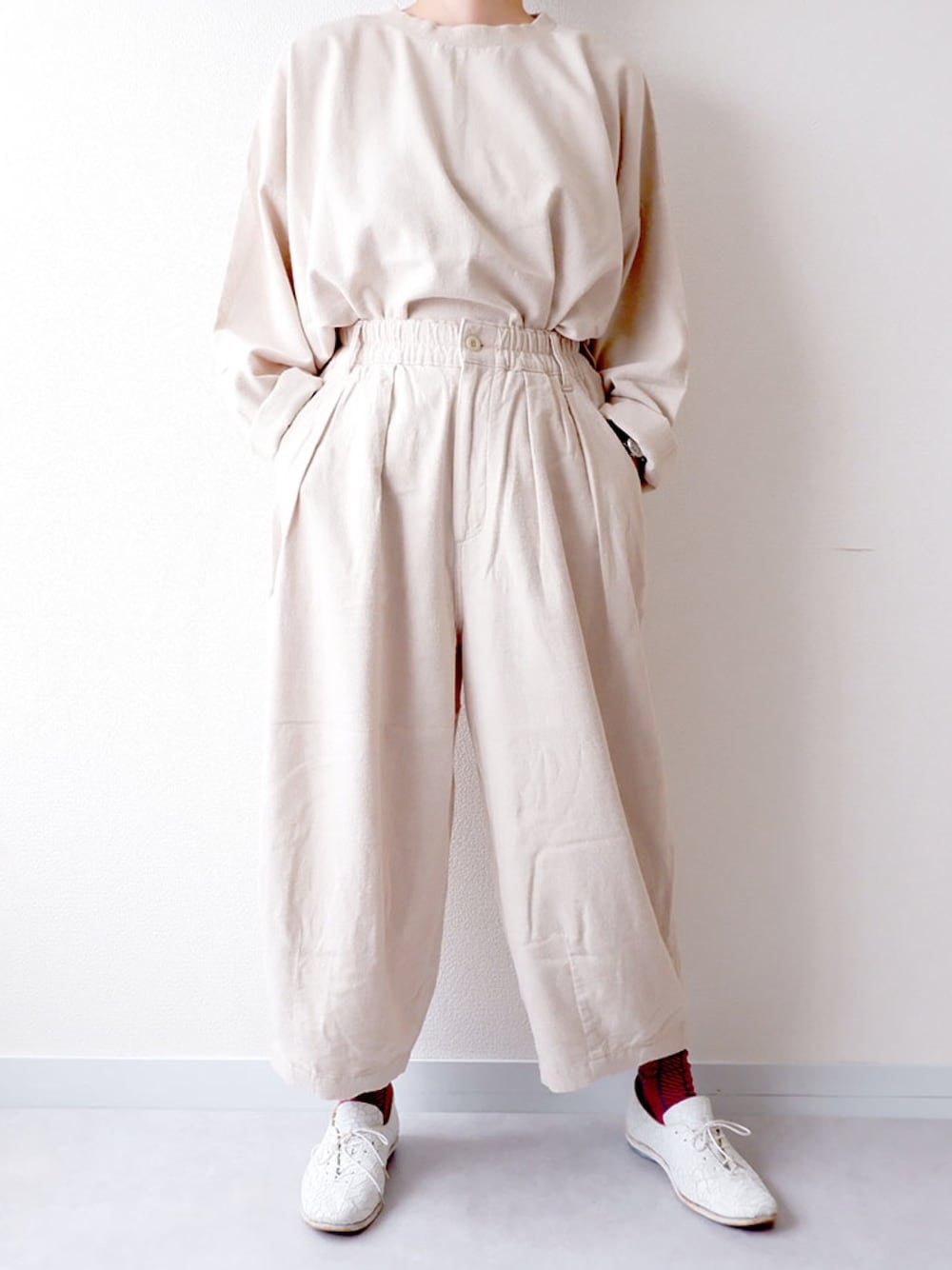 ベージュ系のTシャツ/カットソー、ベージュ系のその他パンツ、ホワイト系のドレスシューズを着用したレディースの秋コーディネートの1枚目の写真