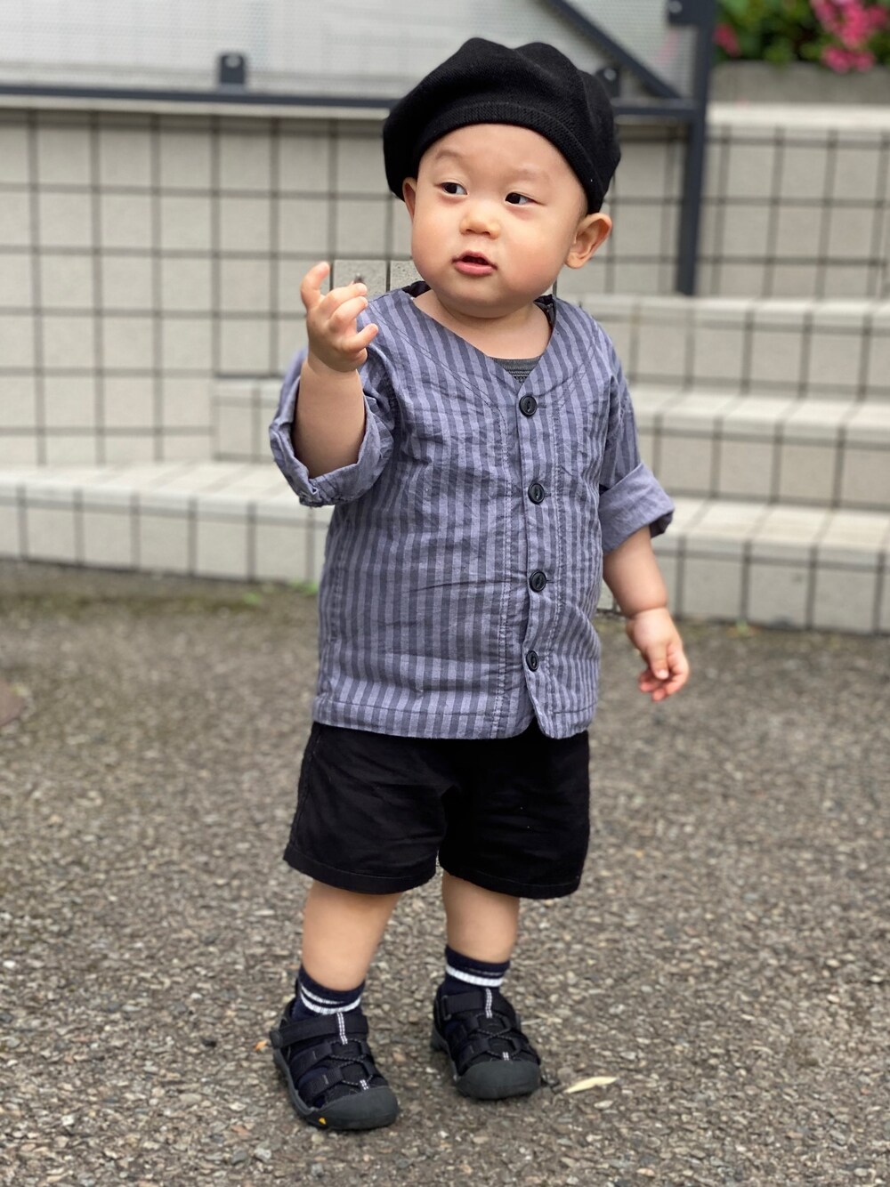 「kids、カジュアル、ワークスタイル、ストライプ、シャツジャケット、サンダル、ショートパンツ、キッズファッション、むすこーで、スポーツサンダル」｜「KEENのSeacamp II CNX / シーキャンプ ツー シーエヌエックス（サンダル、ブラック系）」を使った、KON©︎さん（キッズ・90cm）の夏コーディネートの1枚目の写真