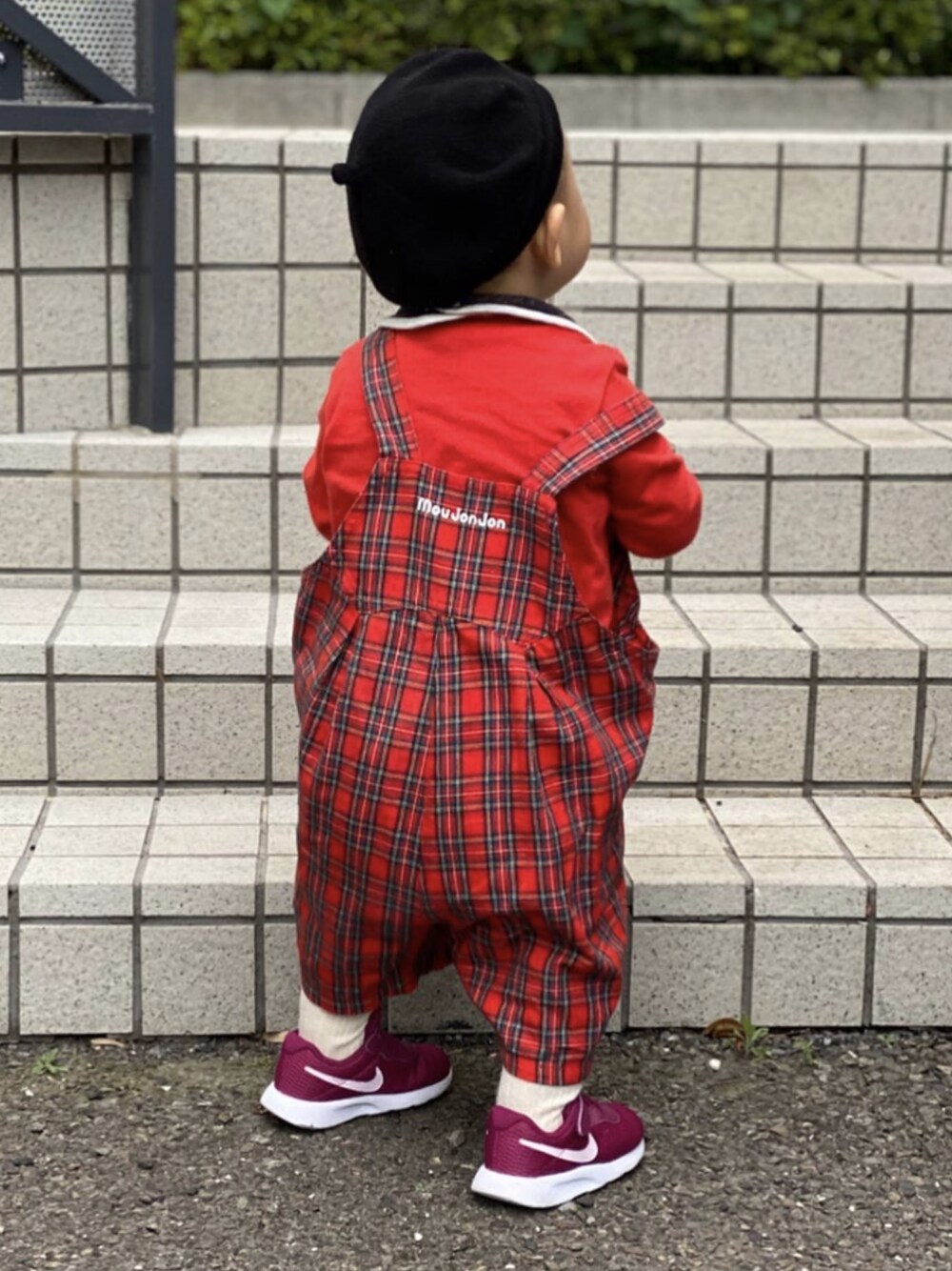 「サロペット、ワントーンコーデ、赤、レッド、ベレー帽、kids、むすこーで、キッズファッション、オーバーサイズ、バルーンシルエット」｜「Moujonjonのアイテム（サロペット/オーバーオール、レッド系）」を使った、KON©︎さん（キッズ・90cm）の夏コーディネートの1枚目の写真