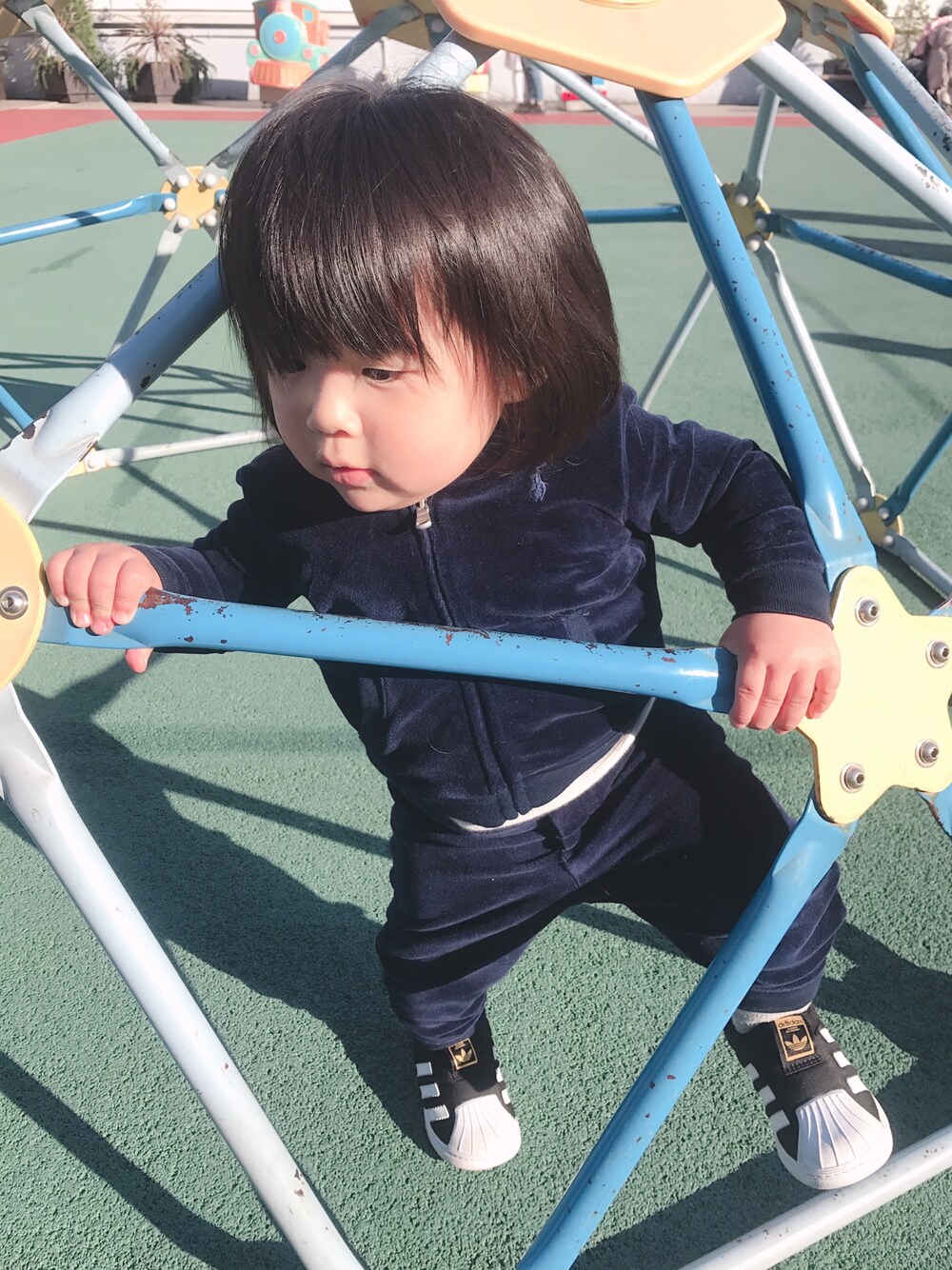 「1歳、キッズコーデ、スニーカー、セットアップ、ラルフローレン、男の子、1歳半」｜「POLO RALPH LAUREN CHILDRENSWEARのべロア フーディ & パンツ（ベビーギフト、ブルー系）」を使った、Kさん（キッズ・80cm）の春コーディネートの1枚目の写真
