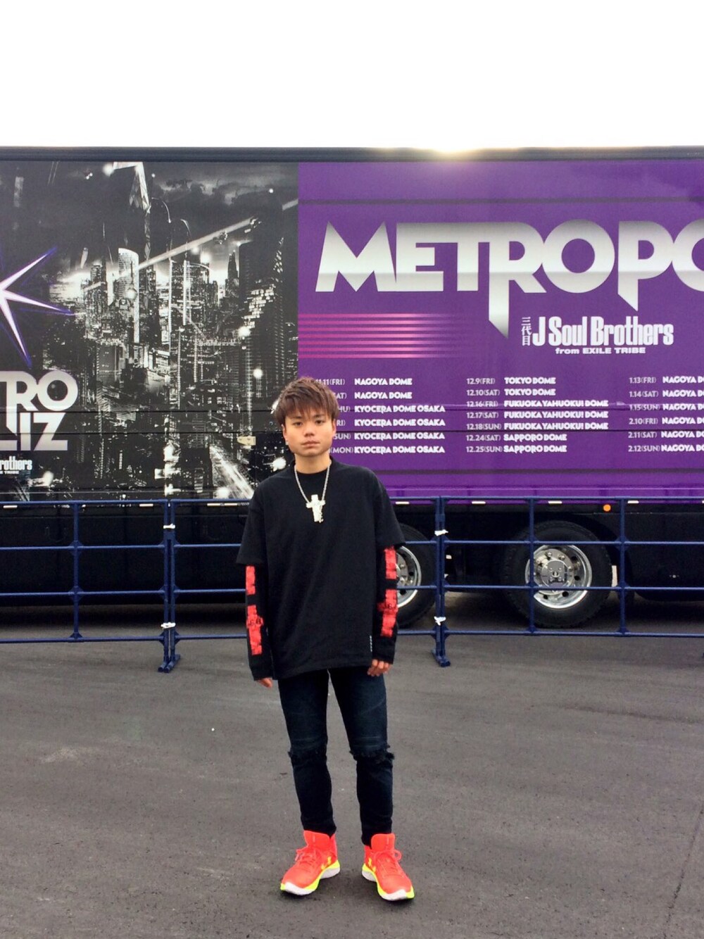 「三代目JSB、METROPOLIZ、福岡ヤフオク！ドーム、参戦服」｜「J.S.B.のアイテム（Tシャツ/カットソー、ブラック系）」を使った、Takamiさん（メンズ・170cm）の冬コーディネートの1枚目の写真