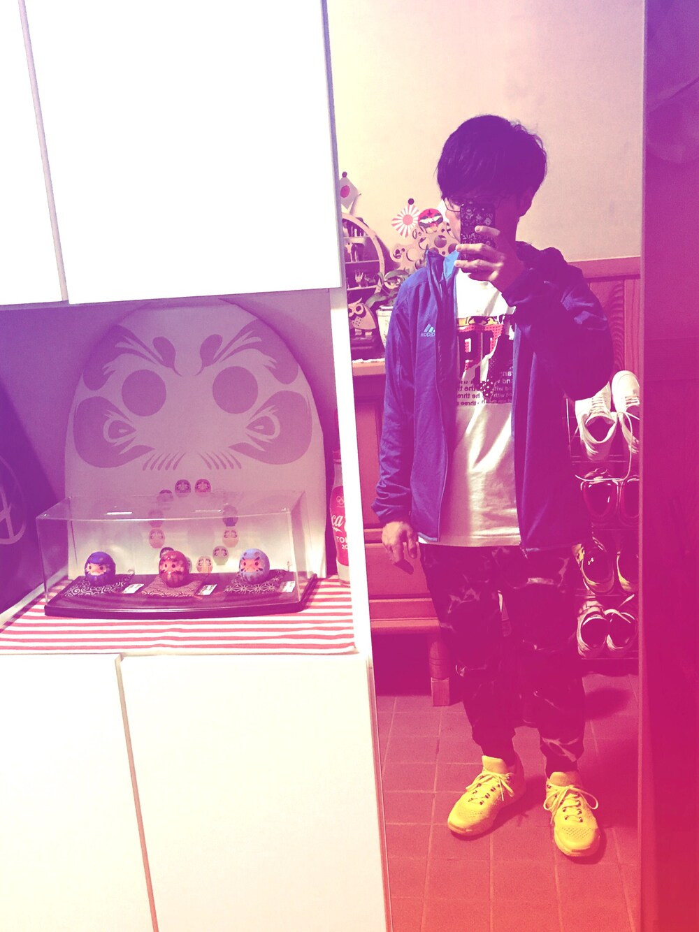 「アディダス」｜「adidasのアイテム（Tシャツ/カットソー、ホワイト系）」を使った、Takamiさん（メンズ・170cm）の春コーディネートの1枚目の写真