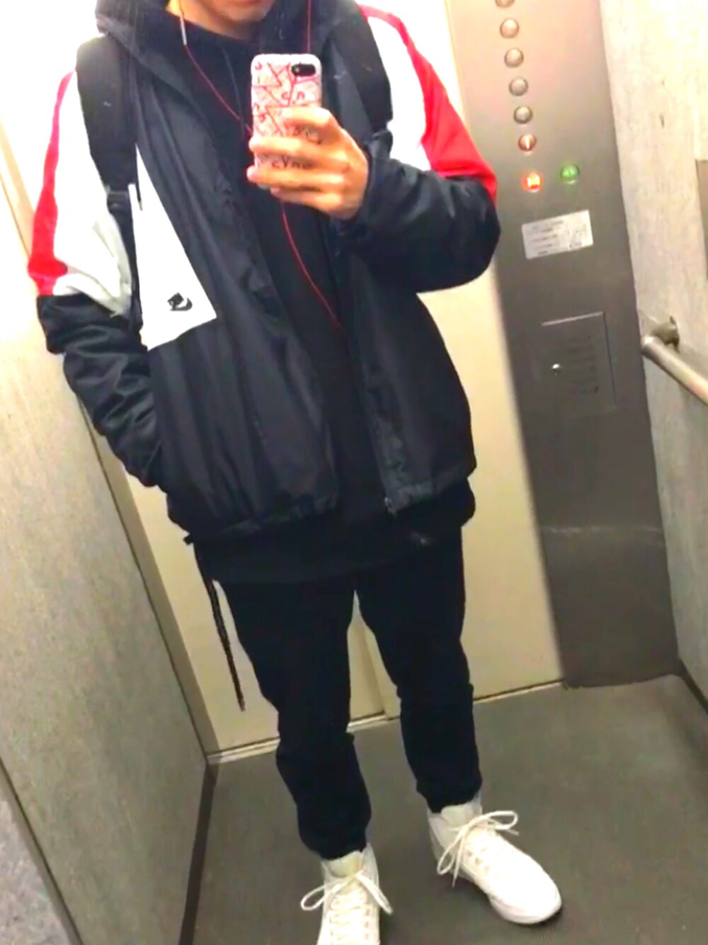 「NIKE、Jordan、aj、H&M、theweeknd、guess、24karats、ストリート系、ダンサー」｜「NIKEのNIKE AS M NSW RE-ISSUE JKT WVN (BLACK/UNIVERSITY RED/SUMMIT WHITE/BLACK)（ナイロンジャケット、ブラック系）」を使った、Takamiさん（メンズ・170cm）の春コーディネートの1枚目の写真