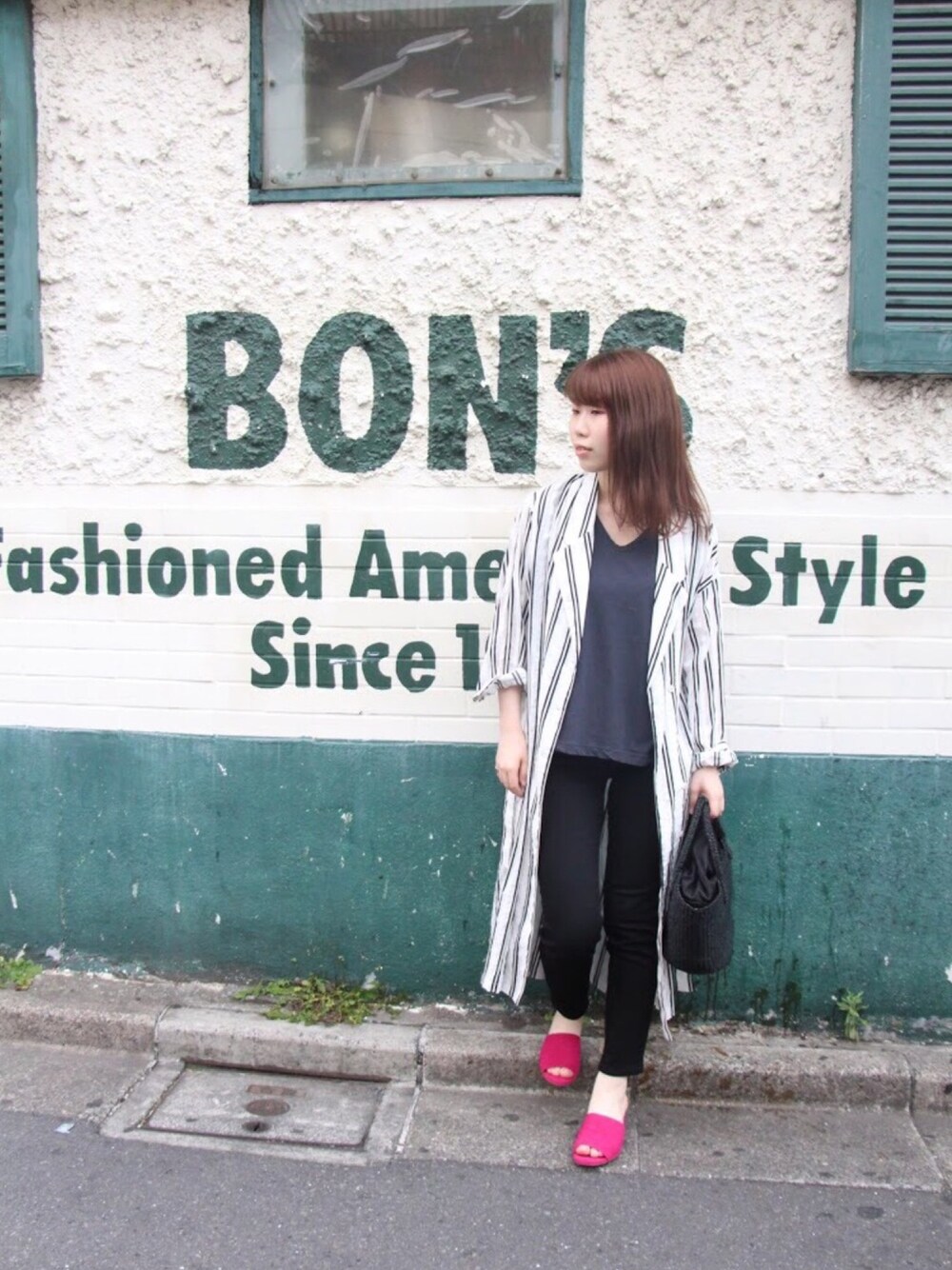 ブラック系のワンピース、ブラック系のデニムパンツ、ブルー系のトップスを着用したレディースの夏コーディネートの1枚目の写真