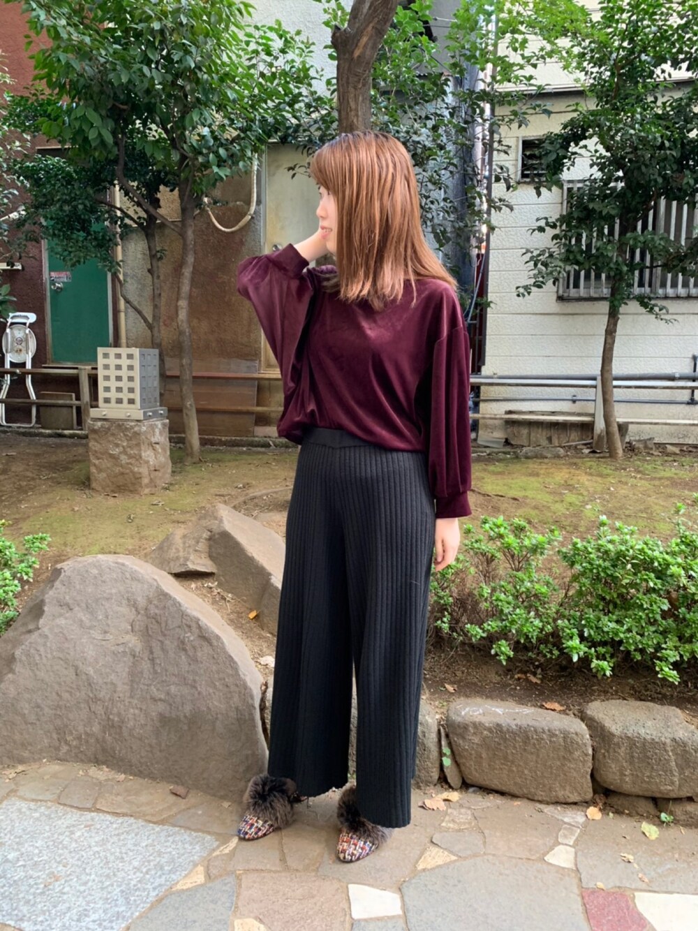 ブラック系のその他パンツを着用したレディースの秋コーディネートの1枚目の写真