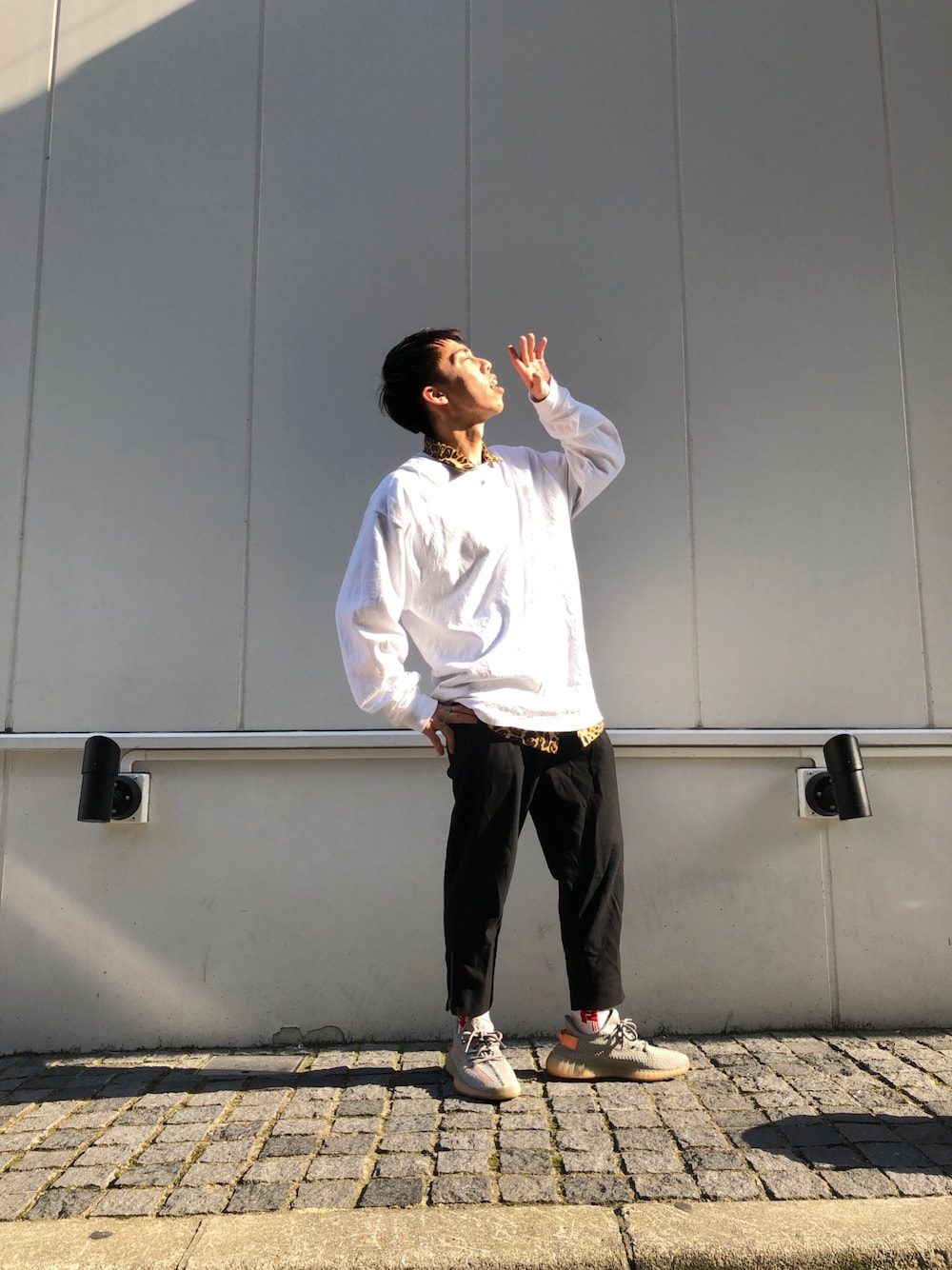 「おしゃれさんと繋がりたい、春コーデ、スニーカー、プチプラコーデ、古着コーデ、オーバーサイズ、ビッグシルエット、モノトーンコーデ、streetstyle、stayhome」｜「ドン・キホーテのドンキの無地ロンT980円やばいヘビロテ（Tシャツ/カットソー、ホワイト系）」を使った、tomnaoさん（メンズ・167cm）の春コーディネートの1枚目の写真
