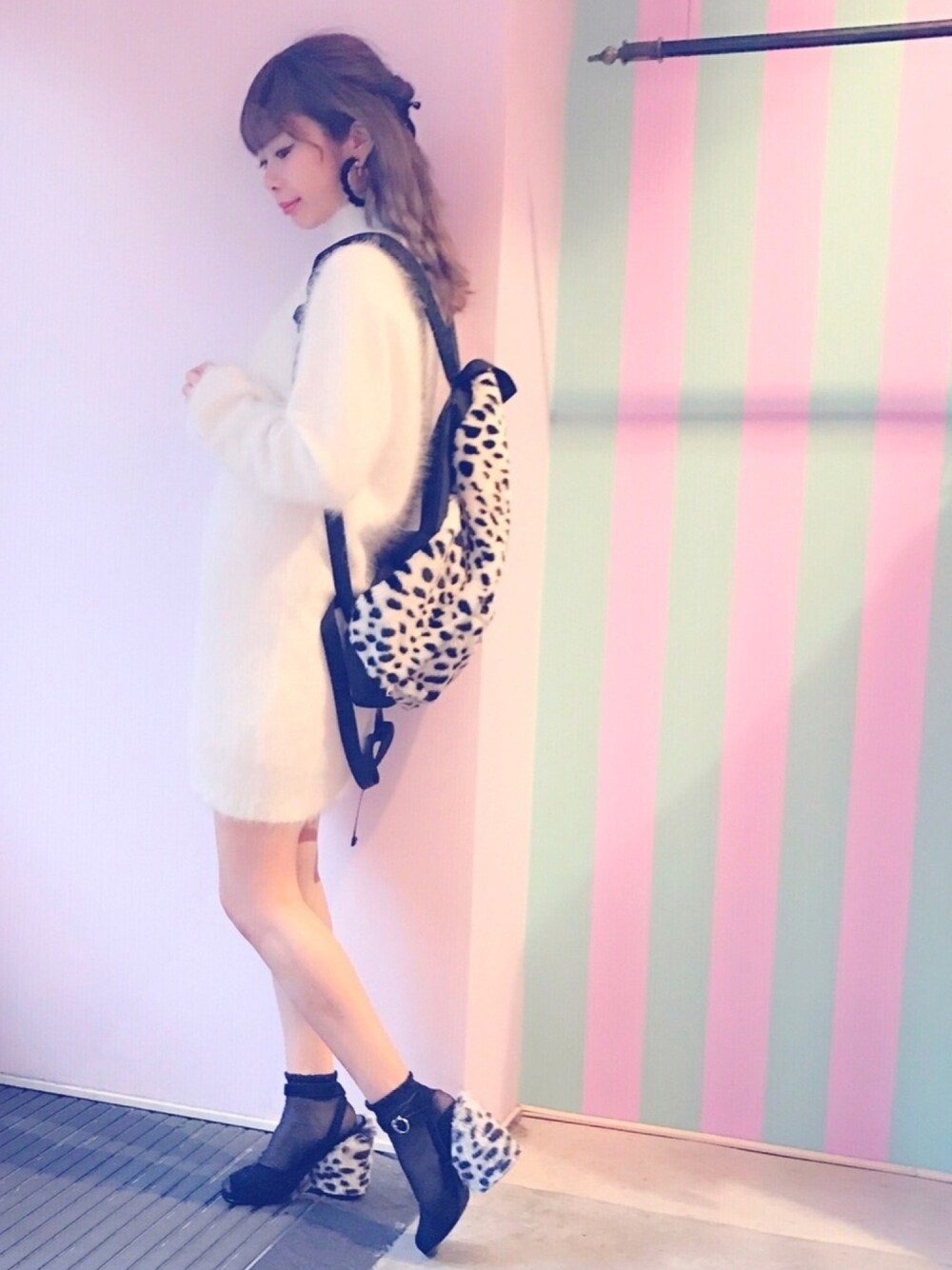 「lilLilly、リルリリー、LILICIOUS、リリシャス、ダルメシアン柄、アンゴラニット、ニットワンピース、ファーヒールサンダル、バックパック、モノトーンコーデ」｜「lilLillyのアンゴラルーズニットドレス（ワンピース、ホワイト系）」を使った、mayuさん（レディース・160cm）の冬コーディネートの1枚目の写真