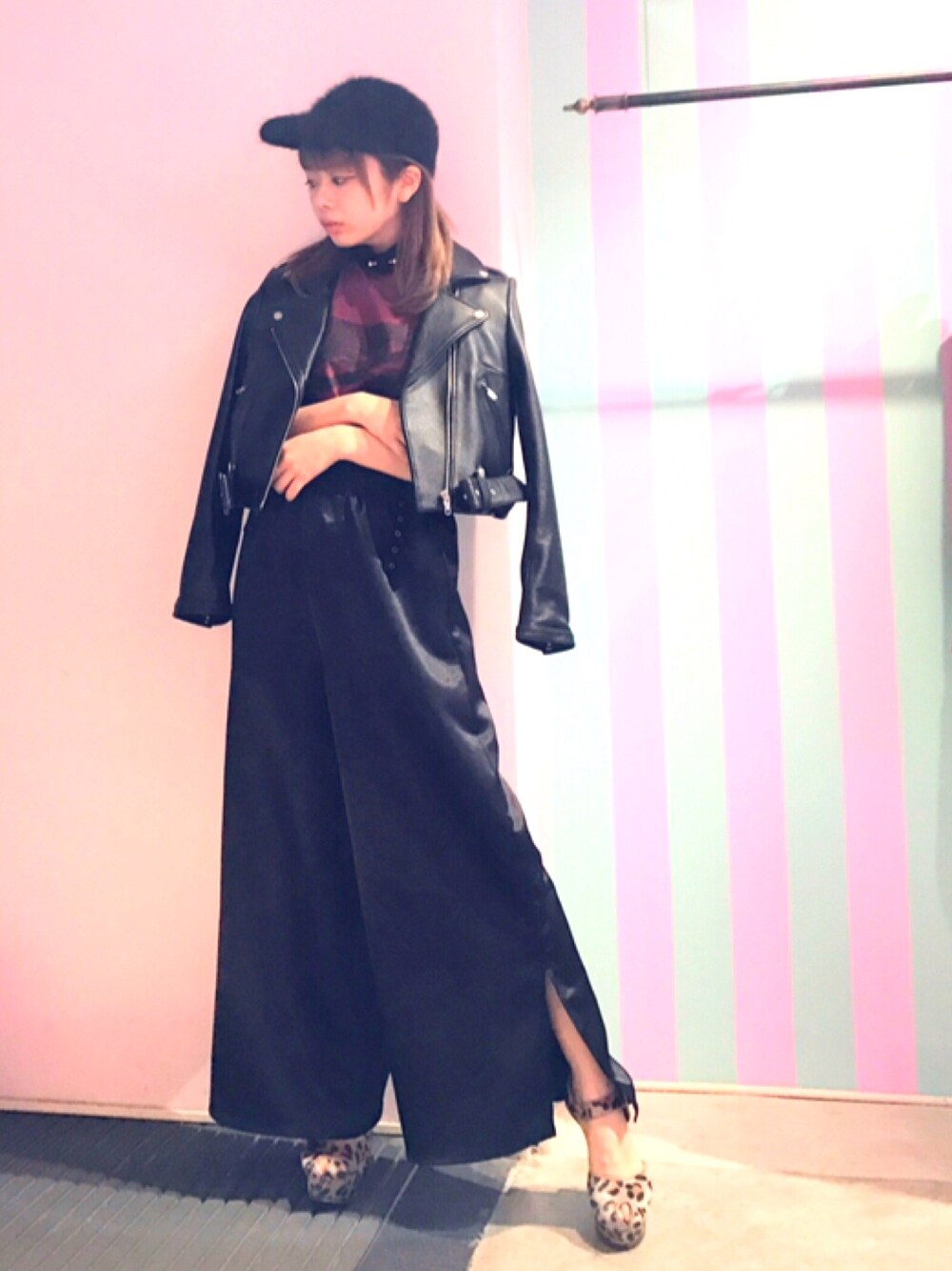 「lilLilly、リルリリー、LILICIOUS、リリシャス、ブラック、サテンパンツ、ワイドパンツ、アンゴラ、バーガンディー、レオパード」｜「lilLillyのCINEMA Tシャツ（Tシャツ/カットソー、レッド系）」を使った、mayuさん（レディース・160cm）の冬コーディネートの1枚目の写真