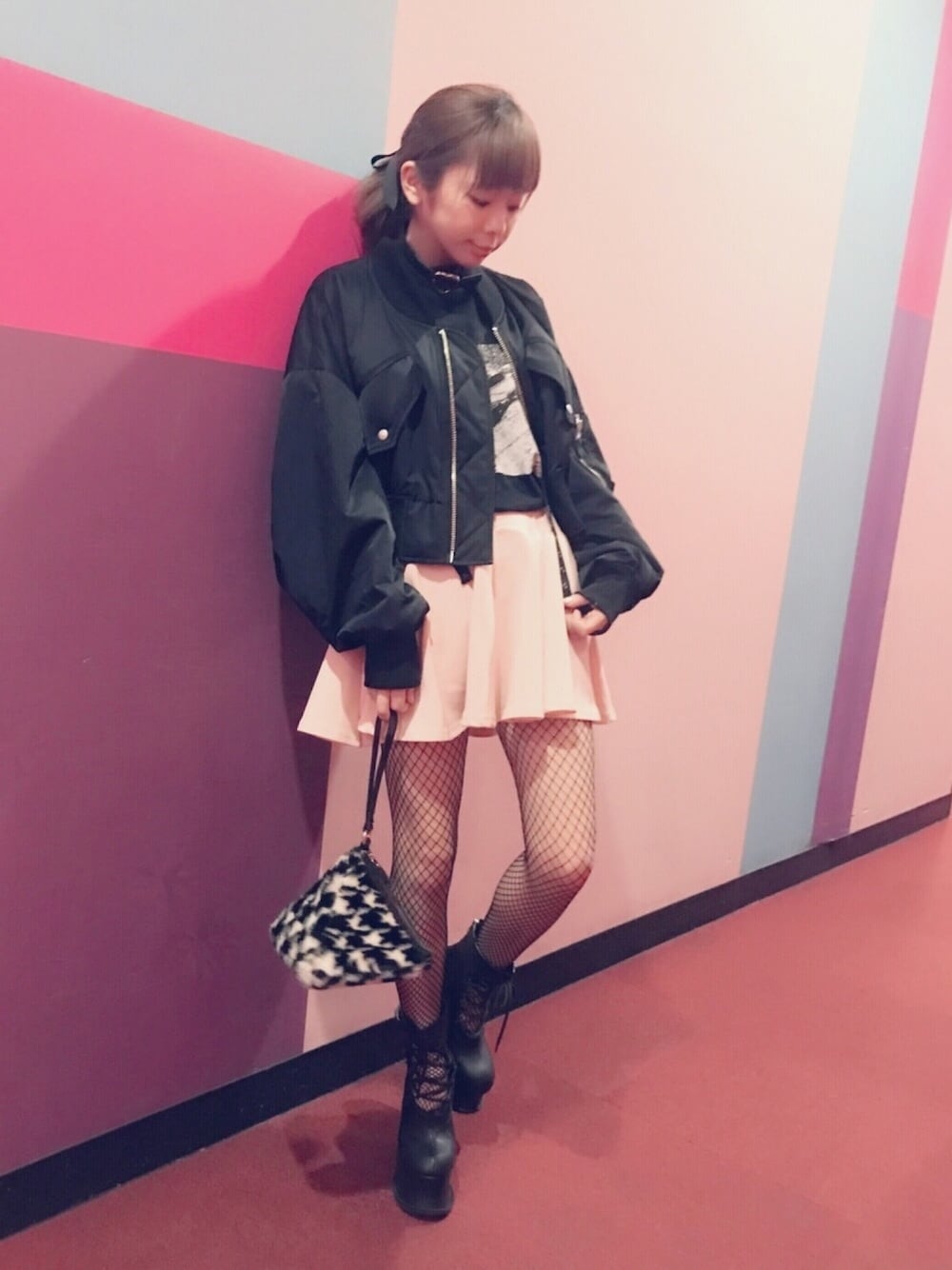 「lilLilly、リルリリー、LILICIOUS、リリシャス、ブラックティーシャツ、ピンクスカート、トライアングル、MA-1、black code、black×pink」｜「lilLillyのアイテム（スカート、ピンク系）」を使った、mayuさん（レディース・160cm）の冬コーディネートの1枚目の写真
