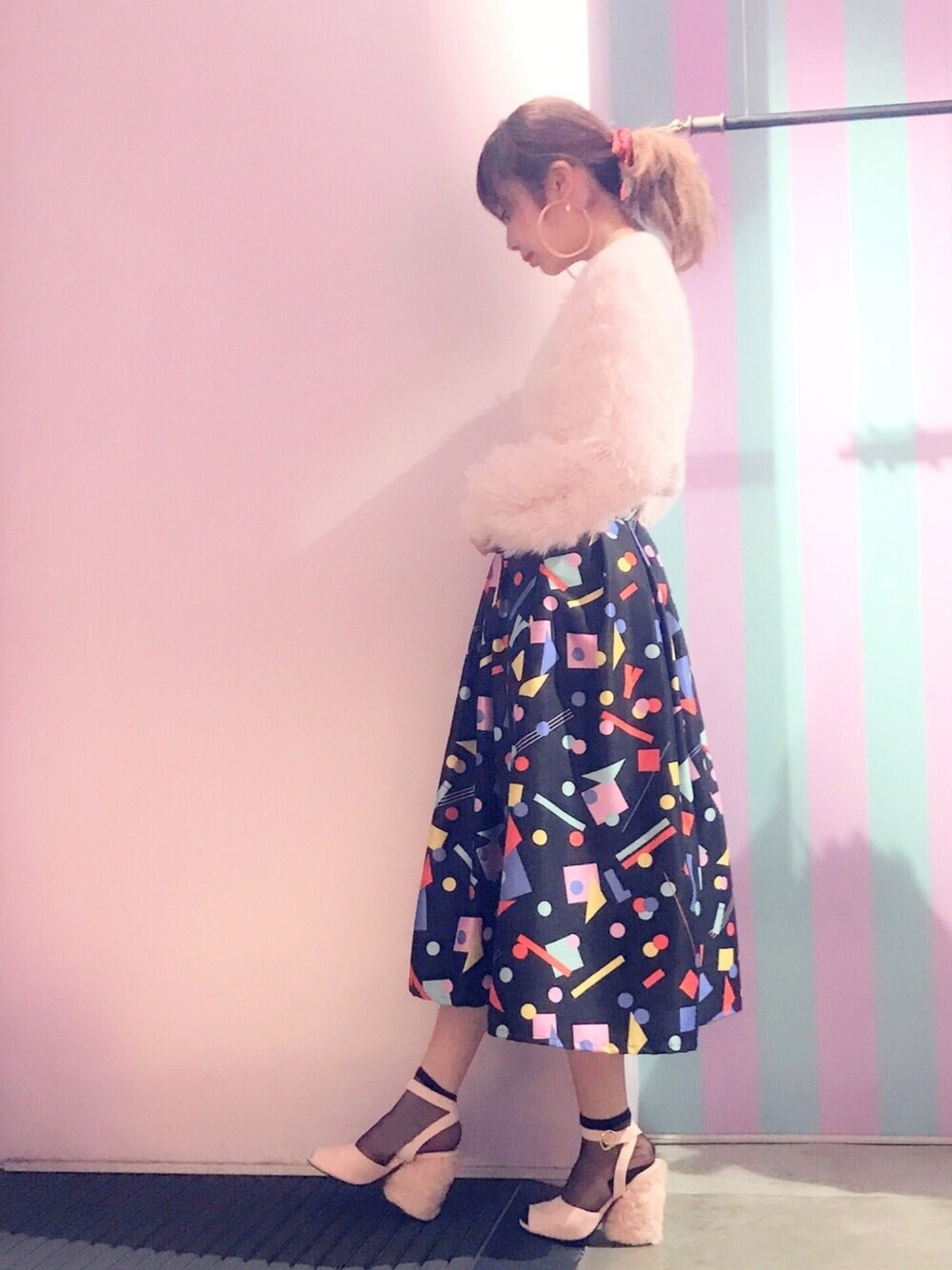 「lilLilly、リルリリー、LILICIOUS、リリシャス、オリジナルプリント、フリンジニット、ファーヒールサンダル、フレアスカート、フープピアス、ピンクサンダル」｜「lilLillyのエアリーフリンジニット（ニット/セーター、ピンク系）」を使った、mayuさん（レディース・160cm）の冬コーディネートの1枚目の写真