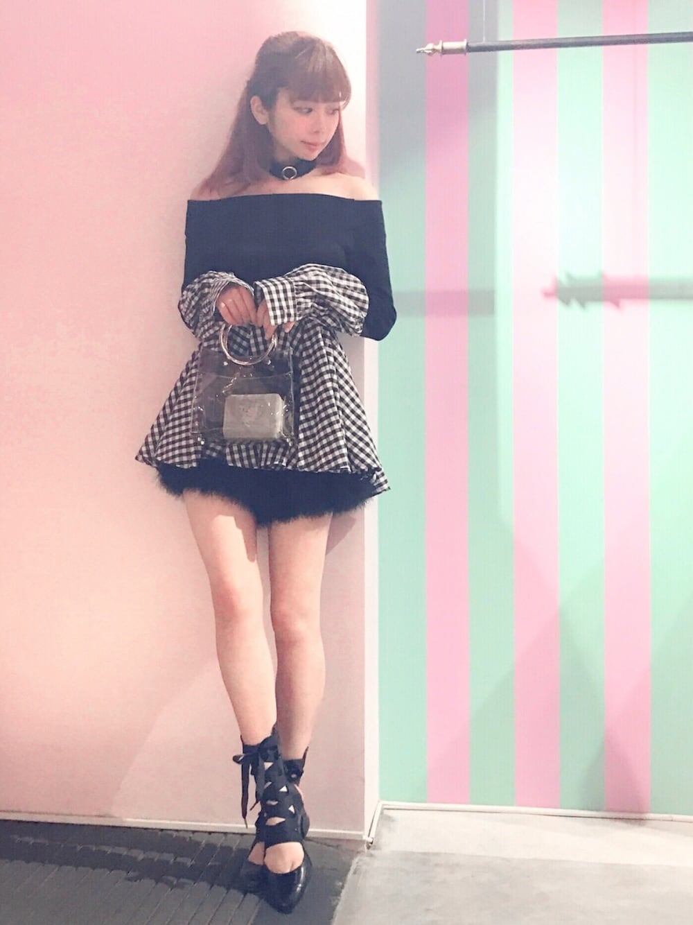 「lilLilly、リルリリー、LILICIOUS、リリシャス、オフショル、ギンガムチェック、ファーショーパン、レースアップシューズ、チョーカー、モノトーン」｜「lilLillyのオフショルレイヤードリブニット（Tシャツ/カットソー、その他）」を使った、mayuさん（レディース・160cm）の冬コーディネートの1枚目の写真
