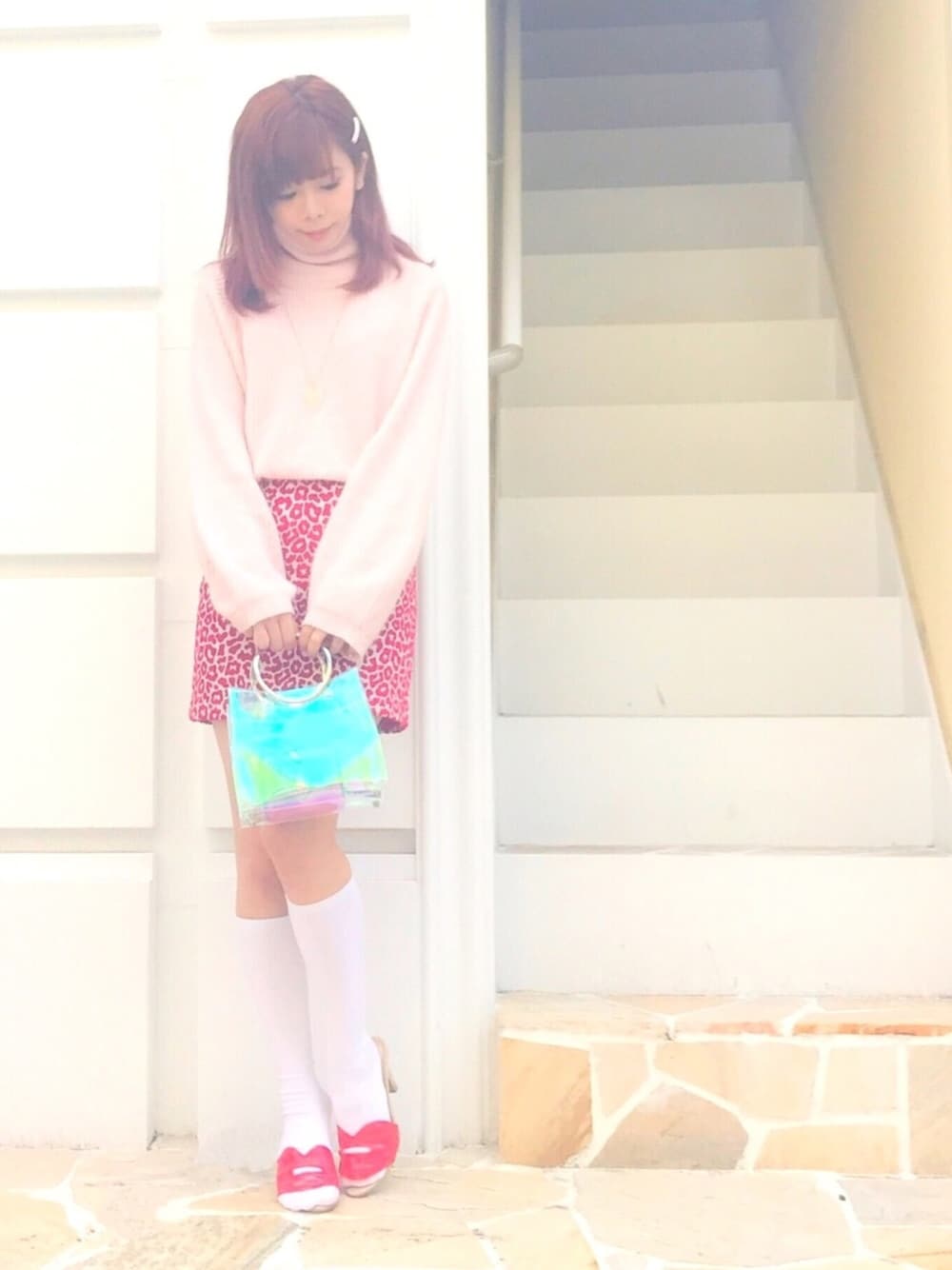 「lilLilly、リルリリー、LILICIOUS、リリシャス、ピンク×赤、リップモチーフ、PVC、ミュール、タイトスカート、spring」｜「LILICIOUSのメタルハンドルPVCバッグ（ハンドバッグ、ブルー系）」を使った、mayuさん（レディース・160cm）の春コーディネートの1枚目の写真