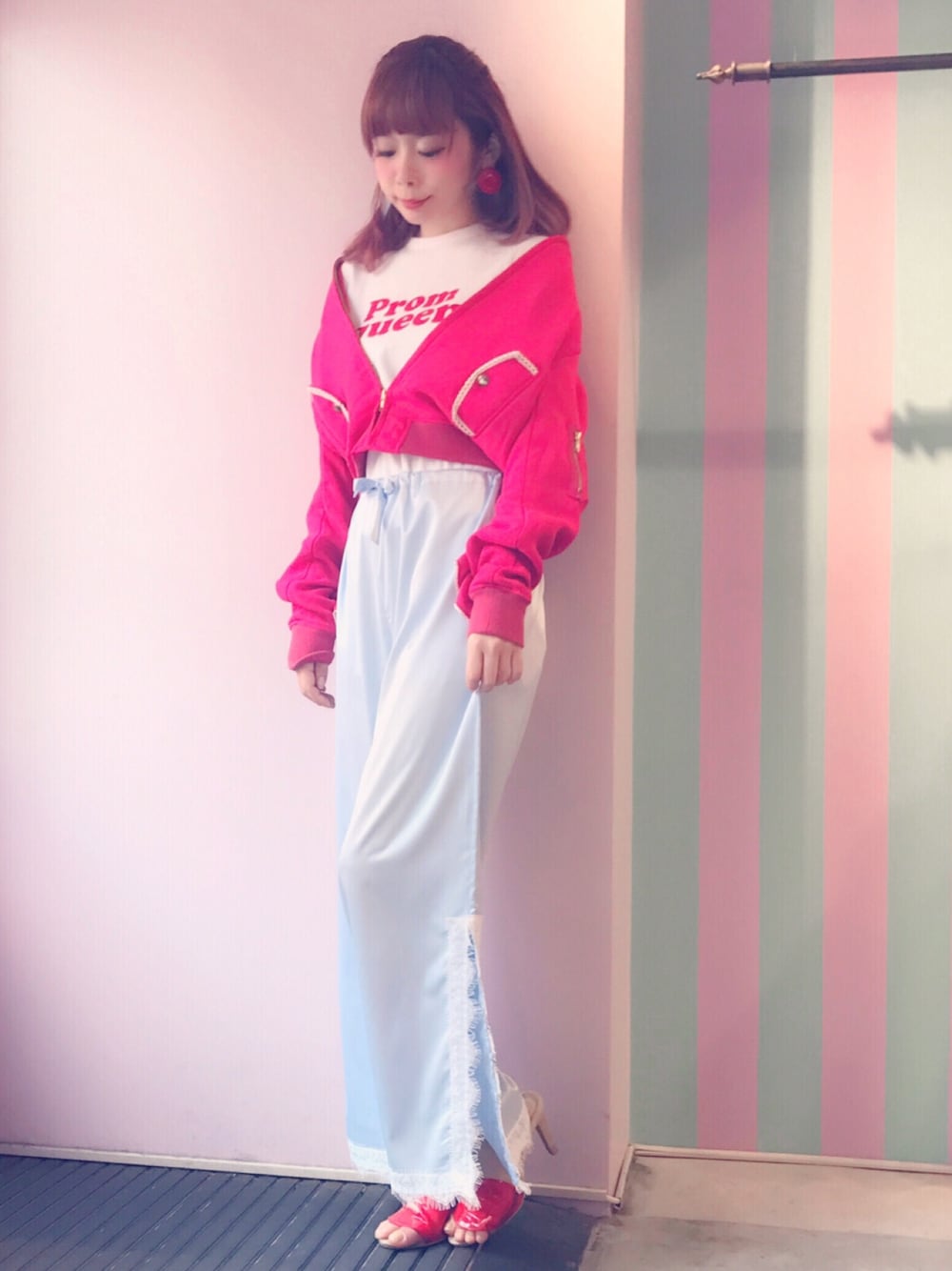 「lilLilly、リルリリー、LILICIOUS、リリシャス、サテンパンツ、RED×BLUE、スリットパンツ、リップモチーフ、赤ジャケット、spring」｜「lilLillyのPromqueenTシャツ（Tシャツ/カットソー、ホワイト系）」を使った、mayuさん（レディース・160cm）の春コーディネートの1枚目の写真