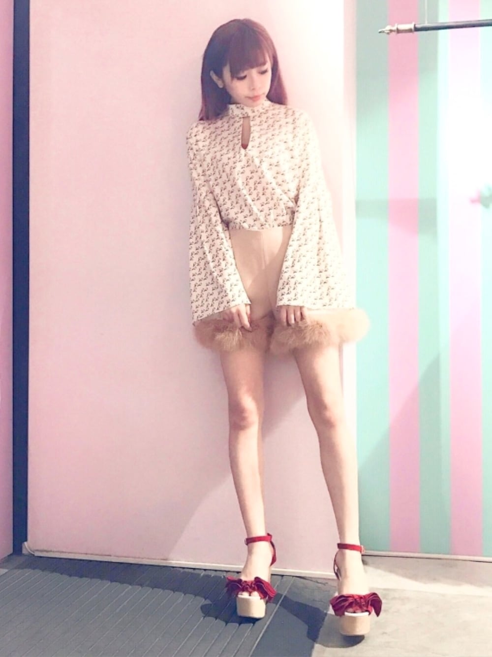 「lilLilly、リルリリー、LILICIOUS、リリシャス、ベルスリーブ、ショートパンツ、ファーショーパン、red、ウッドソール、プリントブラウス」｜「lilLillyのベルスリーブプリントブラウス（シャツ/ブラウス、ホワイト系）」を使った、mayuさん（レディース・160cm）の春コーディネートの1枚目の写真