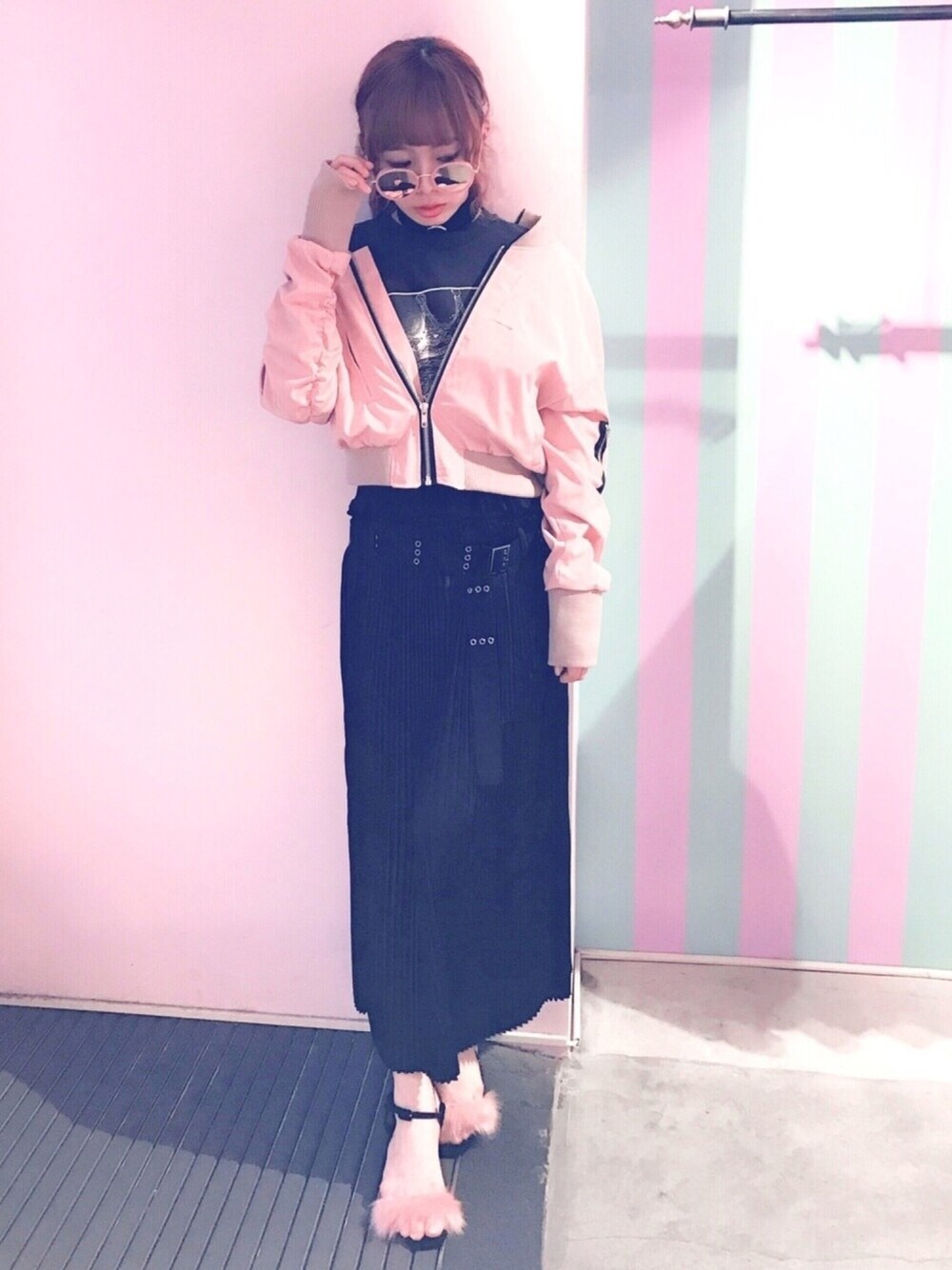 「lilLilly、リルリリー、LILICIOUS、リリシャス、MA-1、ピンクMA-1、プリーツスカート、サテンプリーツスカート、ファーサンダル、ピンクサングラス」｜「lilLillyのバックジップMA-1ジャケット（MA-1、ピンク系）」を使った、mayuさん（レディース・160cm）の春コーディネートの1枚目の写真