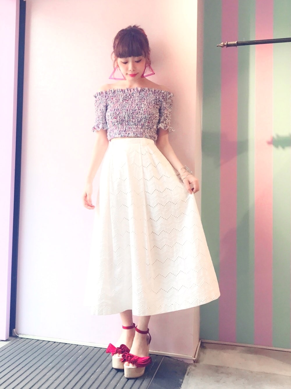 「lilLilly、リルリリー、LILICIOUS、リリシャス、オフショルトップス、ホワイトスカート、フレアスカート、red、トライアングル、2017ss」｜「lilLillyのプリントシャーリングトップ（トップス、パープル系）」を使った、mayuさん（レディース・160cm）の春コーディネートの1枚目の写真