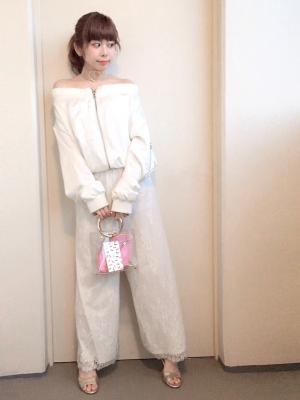 「lilLilly、リルリリー、LILICIOUS、リリシャス、ALLWHITE、レースパンツ、オフショルダー、white×gold、gold、クリアバッグ」｜「LILICIOUSのメタルハンドルPVCバッグ（ハンドバッグ、その他）」を使った、mayuさん（レディース・160cm）の春コーディネートの1枚目の写真