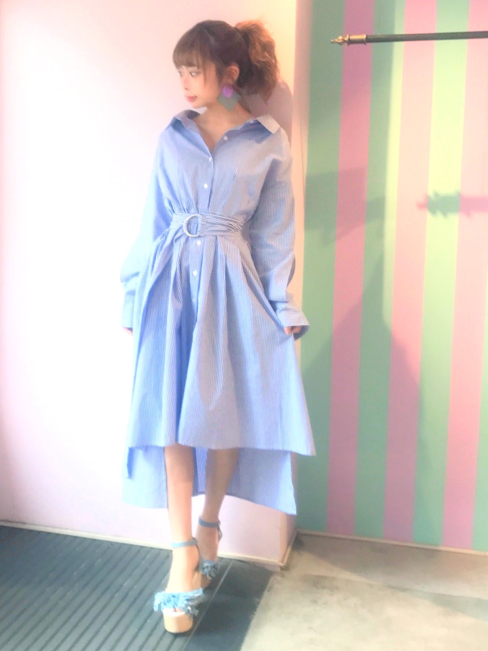 「lilLilly、リルリリー、LILICIOUS、リリシャス、シャツワンピース、ワンピース、デニムサンダル、ウエストマーク、ストライプ、ウッドソール」｜「lilLillyのオフショルストライプシャツドレス（ワンピース/ドレス、ブルー系）」を使った、mayuさん（レディース・160cm）の春コーディネートの1枚目の写真