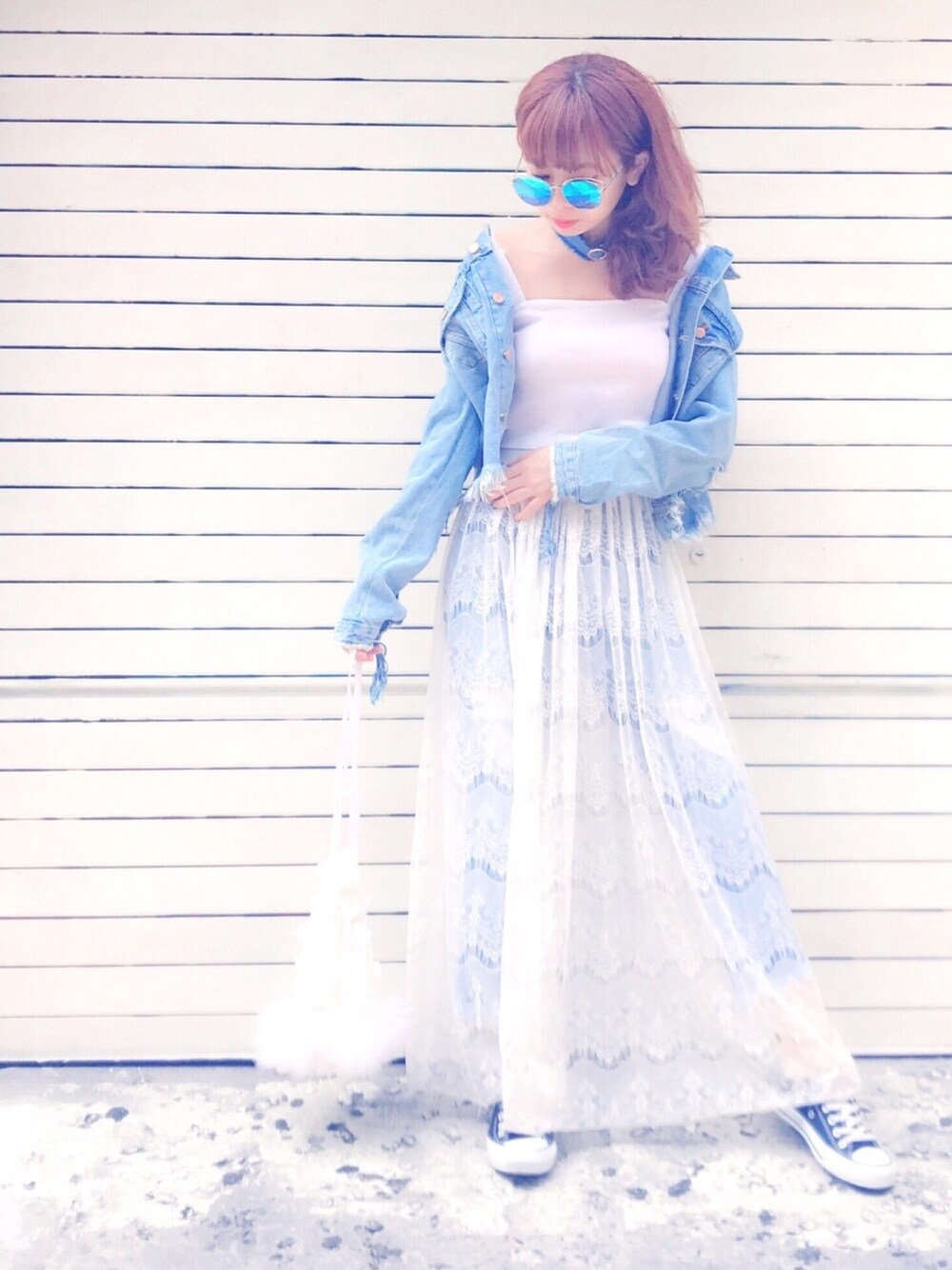 「lilLilly、リルリリー、LILICIOUS、リリシャス、denimondenim、レーススカート、ビスチェ、ビスチェ×デニム、converse、スニーカーコーデ」｜「lilLillyのニットビスチェ（トップス、ホワイト系）」を使った、mayuさん（レディース・160cm）の春コーディネートの1枚目の写真