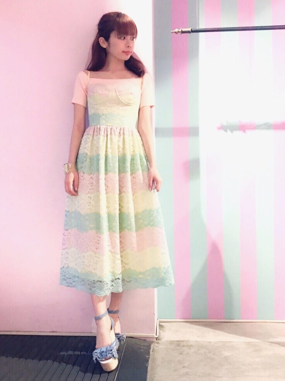 「lilLilly、リルリリー、LILICIOUS、リリシャス、ワンピース、レースワンピース、パステルカラー、ピンクニット、サマーニット、デニムサンダル」｜「lilLillyのレースコルセットドレス（ワンピース、その他）」を使った、mayuさん（レディース・160cm）の夏コーディネートの1枚目の写真
