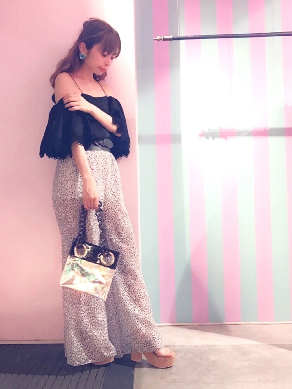 「lilLilly、リルリリー、LILICIOUS、リリシャス、花柄、花柄パンツ、ウエストマーク、ワイドベルト、コルクヒール、イヤリング」｜「lilLillyのハートレースフレアブラウス（シャツ/ブラウス、ブラック系）」を使った、mayuさん（レディース・160cm）の夏コーディネートの1枚目の写真