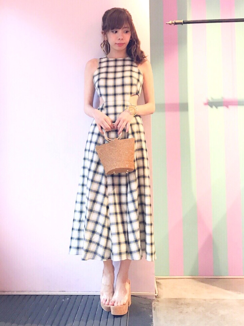 「lilLilly、リルリリー、LILICIOUS、リリシャス、ワンピース、コルクサンダル、チェック柄、夏コーデ」｜「lilLillyのチェックカットアウトドレス（ワンピース、イエロー系）」を使った、mayuさん（レディース・160cm）の夏コーディネートの1枚目の写真