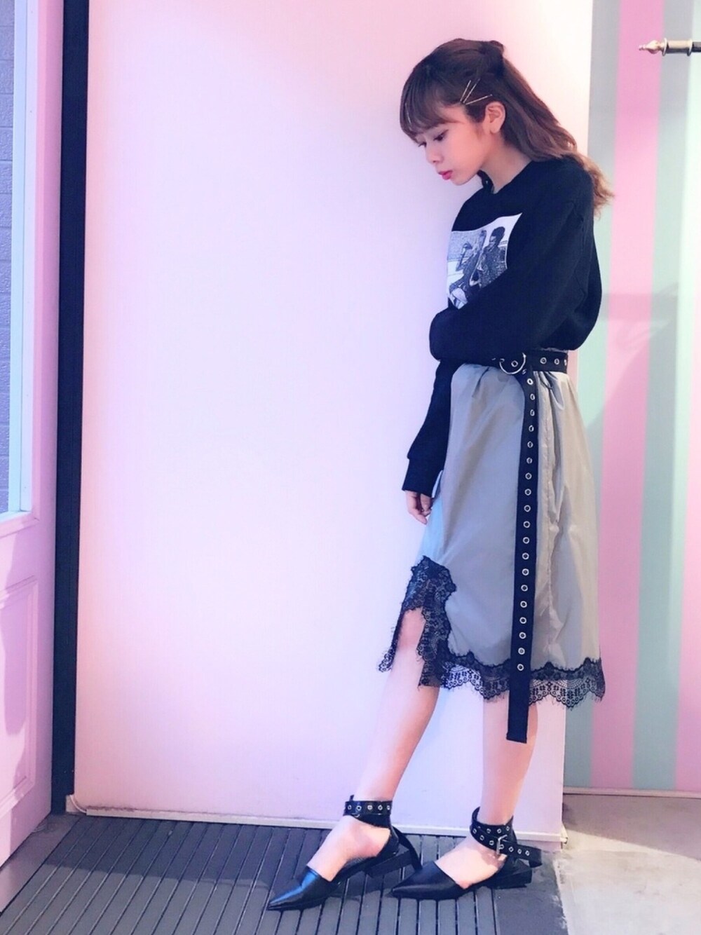 「lilLilly、リルリリー、LILICIOUS、リリシャス、khaki、秋コーデ、ベルト、ベルトサンダル、black、ナイロン」｜「lilLillyのナイロンレーススカート（スカート、ブラック系）」を使った、mayuさん（レディース・160cm）の夏コーディネートの1枚目の写真