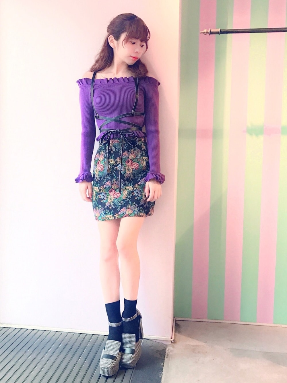 「lilLilly、リルリリー、LILICIOUS、リリシャス、オフショルニット、ジャガード、タイトスカート、パンプス、ハーネス、リボン」｜「LILICIOUSのメタリックハーネス（ベルト、ブラック系）」を使った、mayuさん（レディース・160cm）の秋コーディネートの1枚目の写真