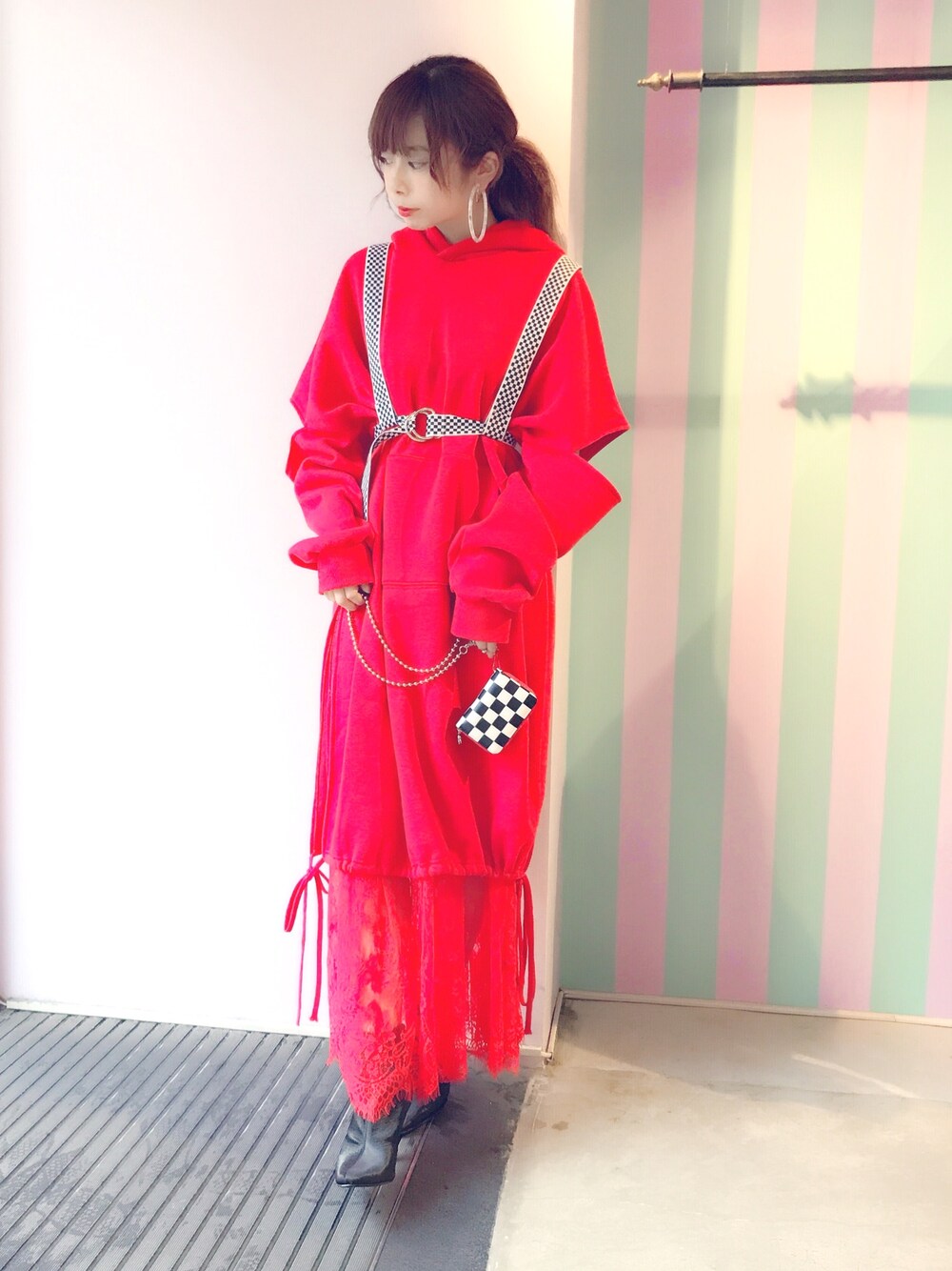 「lilLilly、リルリリー、LILICIOUS、リリシャス、ハーネス、スウェットワンピース、red、チェッカー、ショートブーツ、ブラックブーツ」｜「lilLillyのレースレイヤードフーディワンピ（ワンピース、レッド系）」を使った、mayuさん（レディース・160cm）の秋コーディネートの1枚目の写真