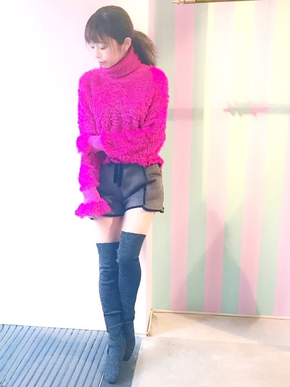 「lilLilly、LILICIOUS、リルリリー、リリシャス、シャギーニット、ショートパンツ、ニットコーデ、サイハイブーツ、パープルニット、シンプルコーデ」｜「lilLillyのフリルボリュームシャギーニット（ニット/セーター、パープル系）」を使った、mayuさん（レディース・160cm）の冬コーディネートの1枚目の写真