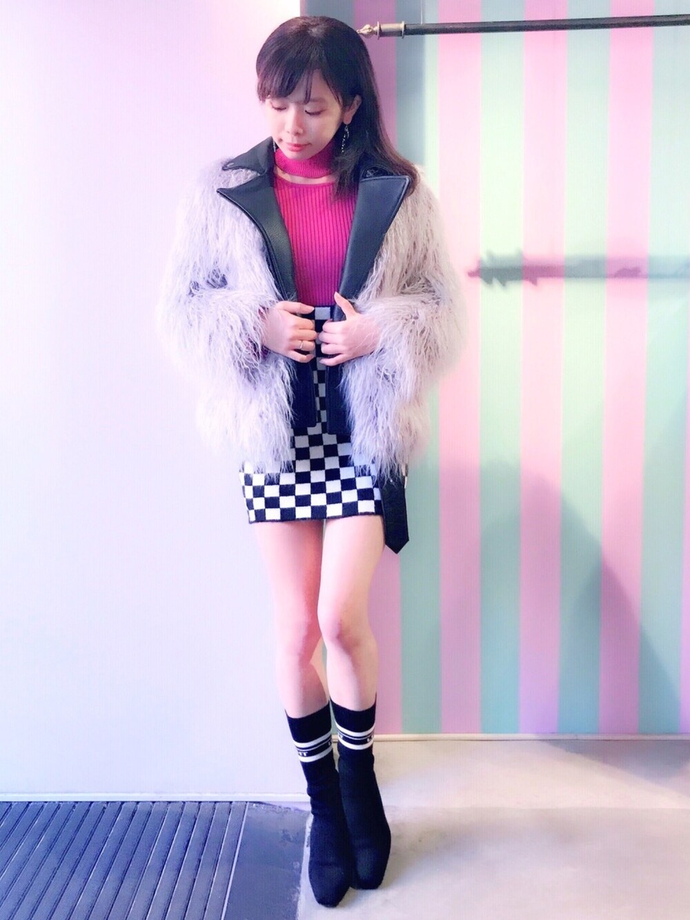 「lilLilly、リルリリー、LILICIOUS、リリシャス、レイヤードスタイル、ライダース、チェッカー、タイトスカート、ソックスシューズ、ラインソックス」｜「lilLillyのライダースレイヤードファーコート（ライダースジャケット、グレー系）」を使った、mayuさん（レディース・160cm）の冬コーディネートの1枚目の写真