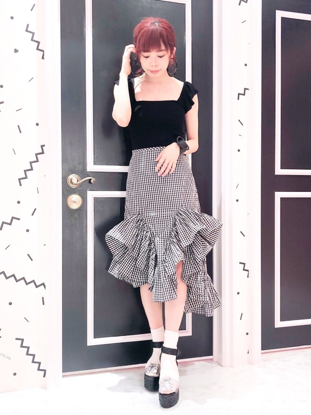 「lilLilly、リルリリー、LILICIOUS、リリシャス、モノトーンコーデ、フリルニット、フリルスカート、ギンガムチェック、サンダル、フープピアス」｜「lilLillyのバッククロスフリルニット（キャミソール、ブラック系）」を使った、mayuさん（レディース・160cm）の春コーディネートの1枚目の写真