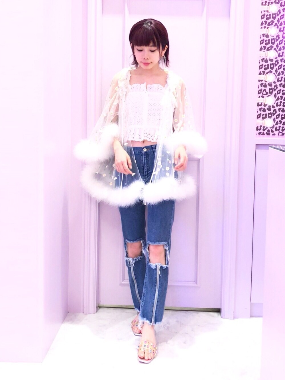 「lilLilly、リルリリー、LILICIOUS、リリシャス、デニムパンツ、コットン、キャミソール、ホワイト、フェザー、フープピアス」｜「lilLillyのコットンレースキャミトップ（Tシャツ/カットソー、ホワイト系）」を使った、mayuさん（レディース・160cm）の夏コーディネートの1枚目の写真