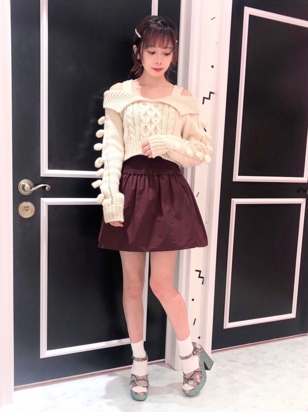 「lilLilly、リルリリー、LILICIOUS、リリシャス、オフショルニット、ミニスカート、ボルドー、ベージュ、パイソン柄、秋サンダル」｜「lilLillyのオフショルヴィンテージケーブルニット（ニット/セーター、ホワイト系）」を使った、mayuさん（レディース・160cm）の秋コーディネートの1枚目の写真