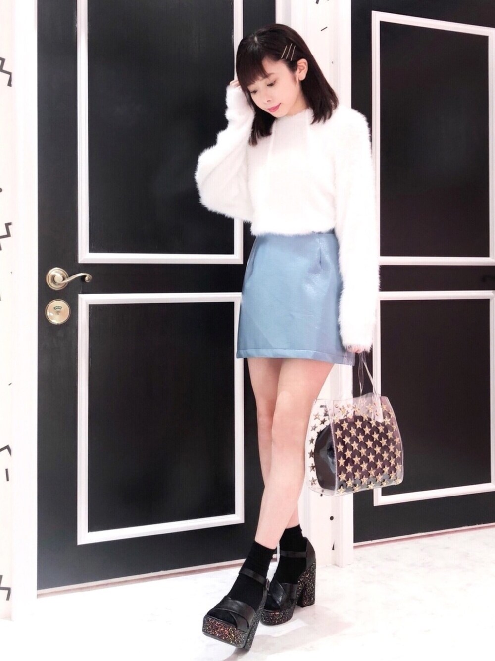 「lilLilly、リルリリー、LILICIOUS、リリシャス、シャギーニット、ミニスカート、ニットパーカー、クリアバッグ、サンダル×ソックス、パイソン柄」｜「lilLillyのカラーエナメルミニスカート（スカート、ブルー系）」を使った、mayuさん（レディース・160cm）の秋コーディネートの1枚目の写真