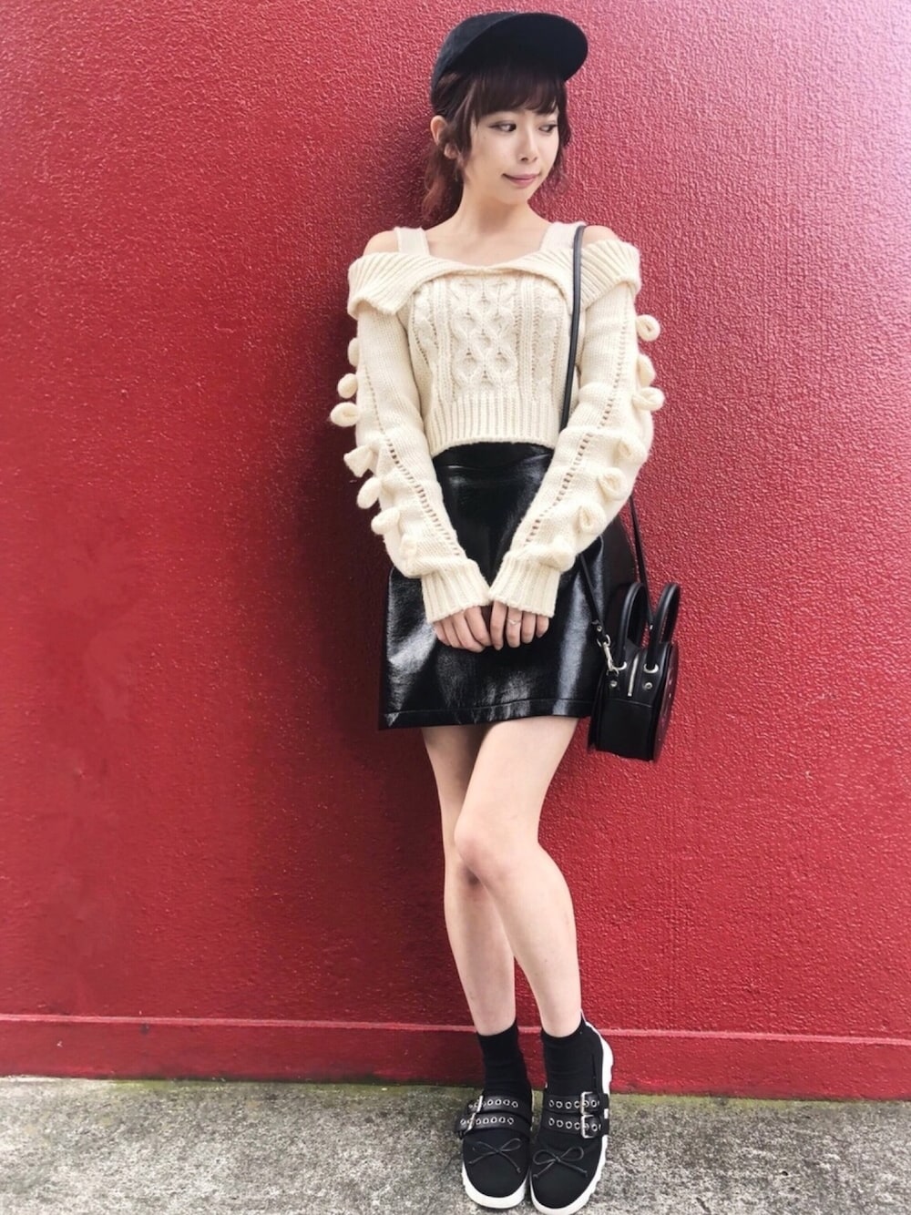 「lilLilly、リルリリー、LILICIOUS、リリシャス、オフショルニット、ミニスカート、エナメルスカート、ケーブルニット、スニーカーコーデ、オフショルダー」｜「lilLillyのオフショルヴィンテージケーブルニット（ニット/セーター、ホワイト系）」を使った、mayuさん（レディース・160cm）の秋コーディネートの1枚目の写真