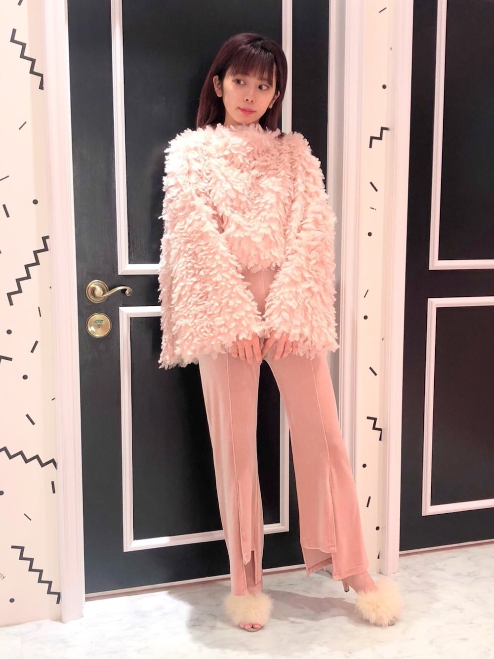 「lilLilly、リルリリー、LILICIOUS、リリシャス、プードルファー、もこもこトップス、ベロアパンツ、スリットパンツ、ファーミュール、ワントーンコーデ」｜「lilLillyのプードルプルオーバー（Tシャツ/カットソー、ピンク系）」を使った、mayuさん（レディース・160cm）の冬コーディネートの1枚目の写真